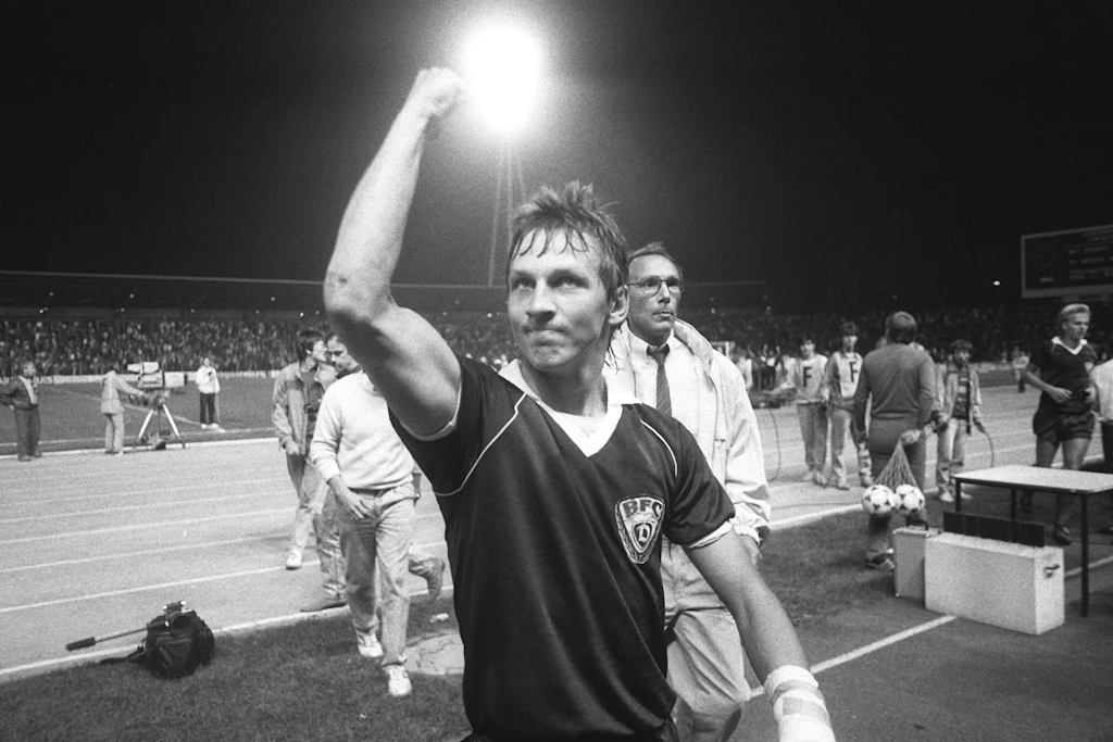 Glorreiche Zeiten des BFC Dynamo im Jahnsportpark. Stürmer Andreas Thom reckt am 6. September 1988 nach dem Hinspiel in der 1. Runde im Europapokal der Landesmeister gegen Werder Bremen (3:0) die Siegerfaust.