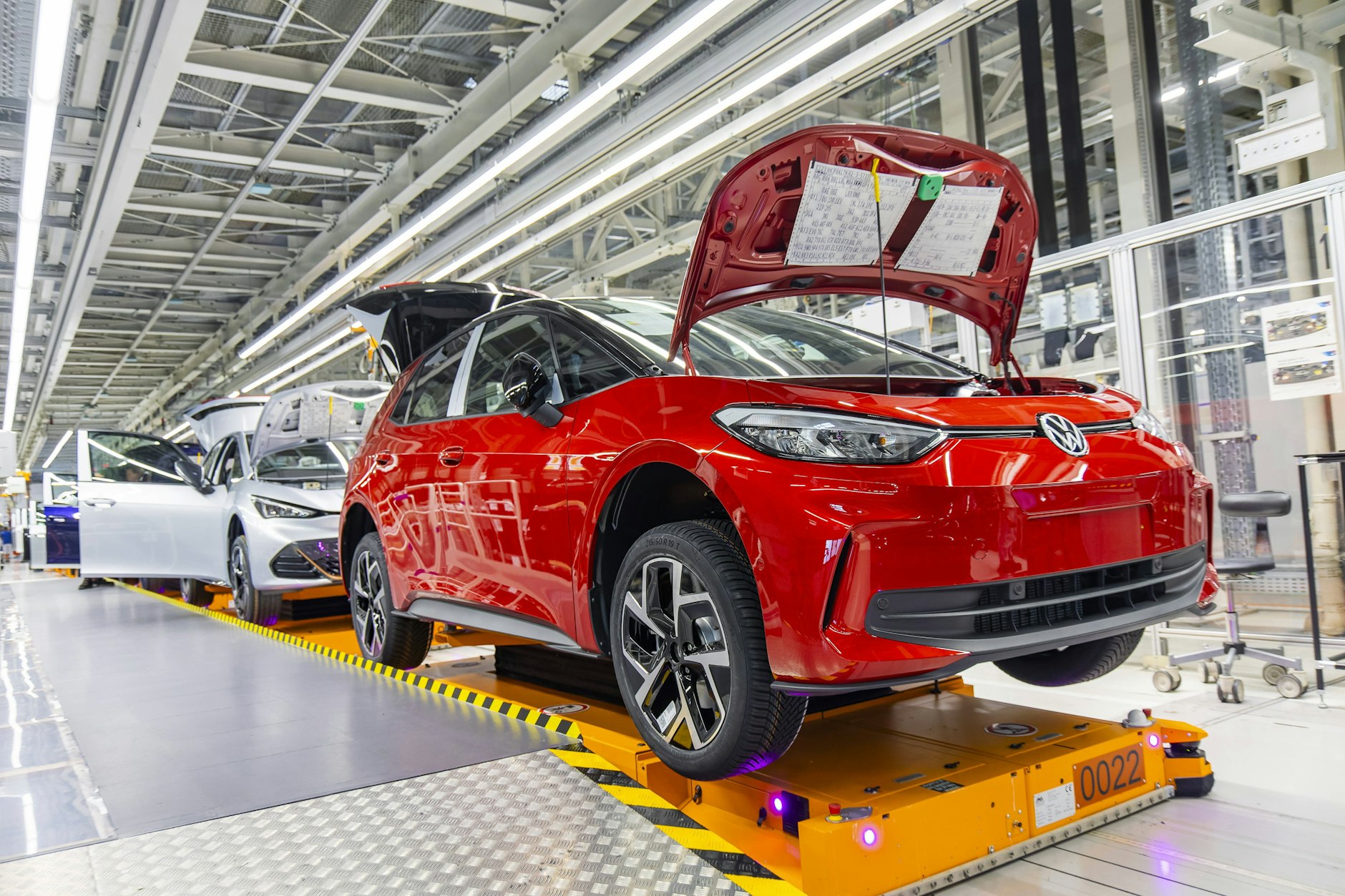 Die Chip-Engpässe beim niederländischen Hersteller Nexperia könnten zur Gefahr für die Produktion bei deutschen Autobauern wie VW werden.