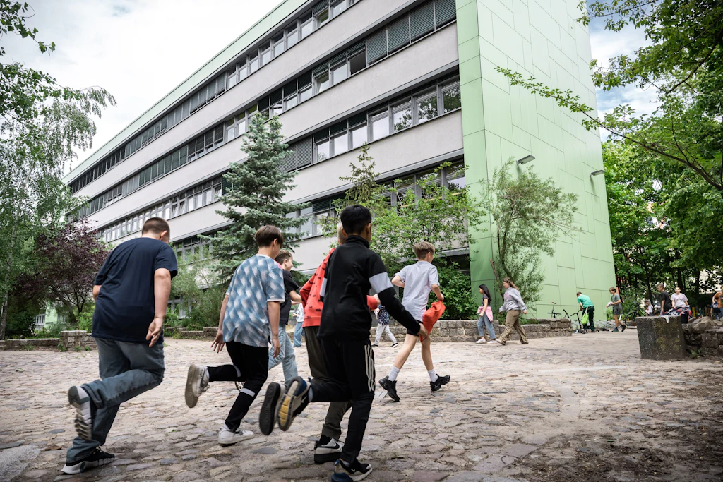 Schüler auf dem Schulhof