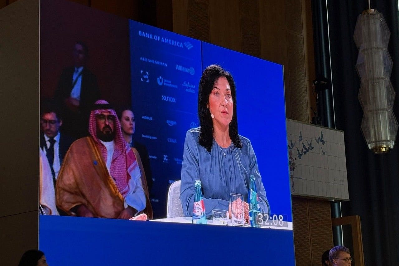 Wirtschaftsministerin Katherina Reiche (CDU) spricht vor internationalem Publikum über die Herausforderungen, mit denen Deutschland konfrontiert ist.