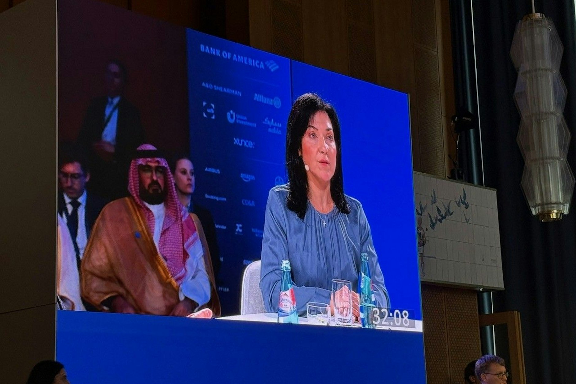 Wirtschaftsministerin Katherina Reiche (CDU) spricht vor internationalem Publikum über die Herausforderungen, mit denen Deutschland konfrontiert ist.