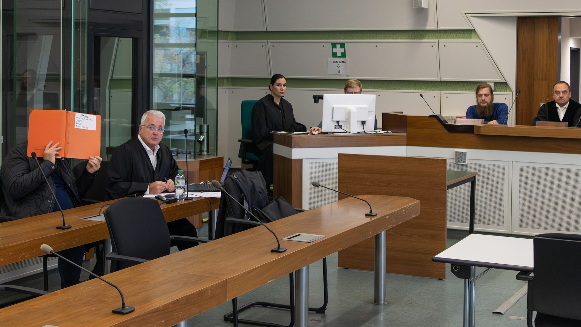 Wegen eines Streits an der Schule seines Sohnes: Ferit K. (50) soll mit einer 50 Zentimeter langen Eisenkette auf einen Kontrahenten losgegangen sein.