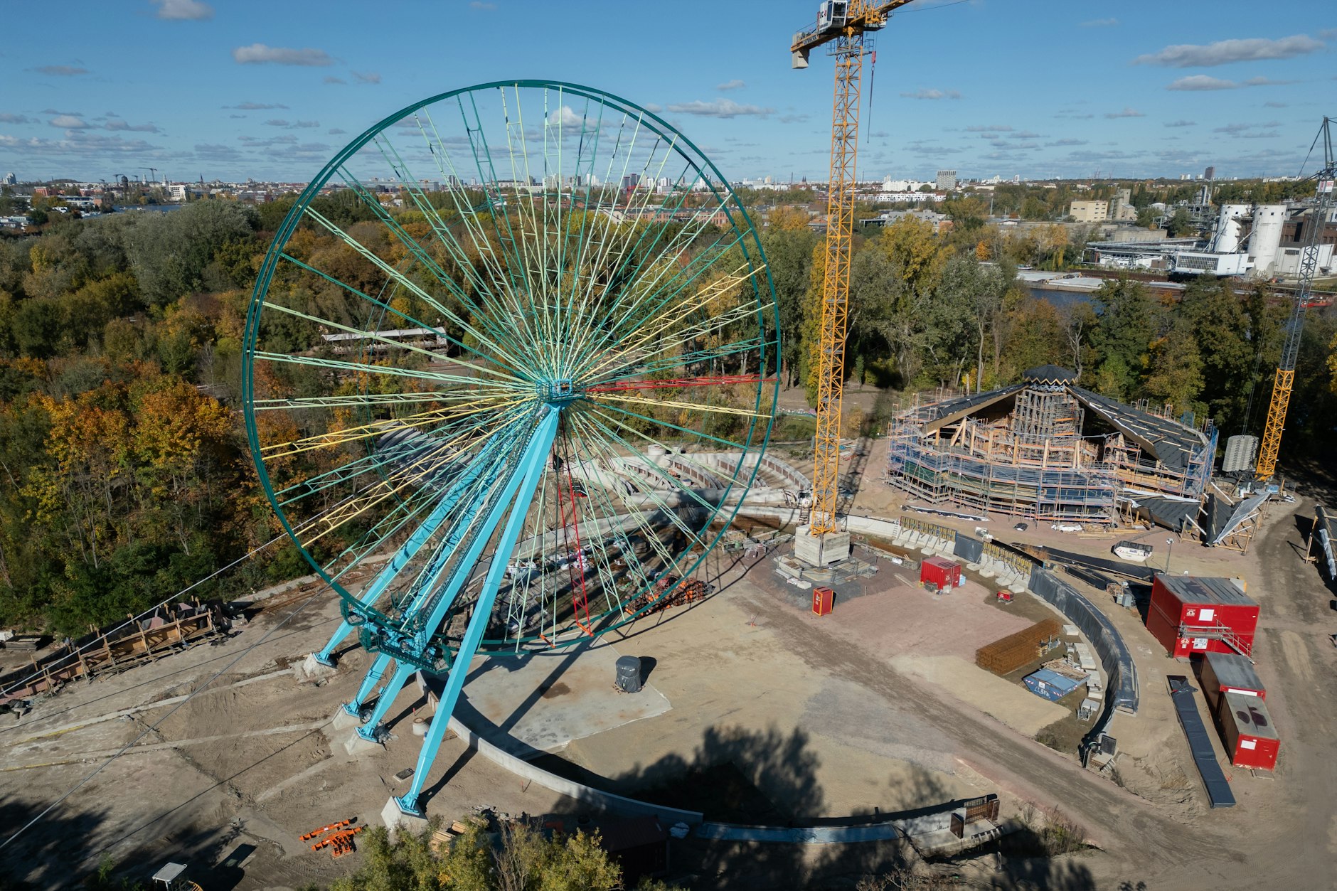 Das Riesenrad im neuen Spielpark Plänterwald schwebt nun wieder weit sichtbar über den Plänterwald hinaus. Noch fehlen die Gondeln für die Passagiere.