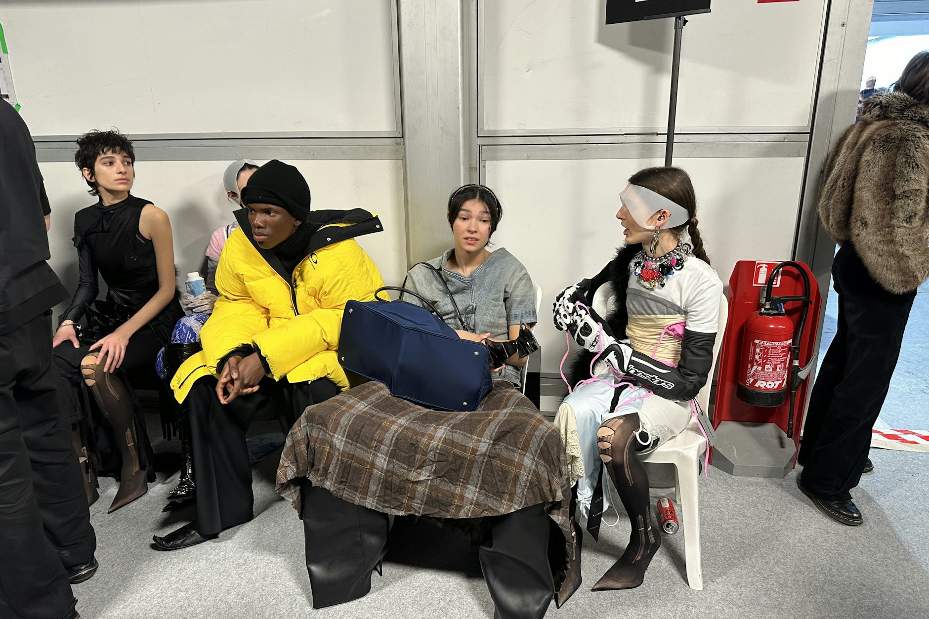 Bahnhofsmission meets Fashion: Im Backstage einer Pariser Show von Balenciaga.