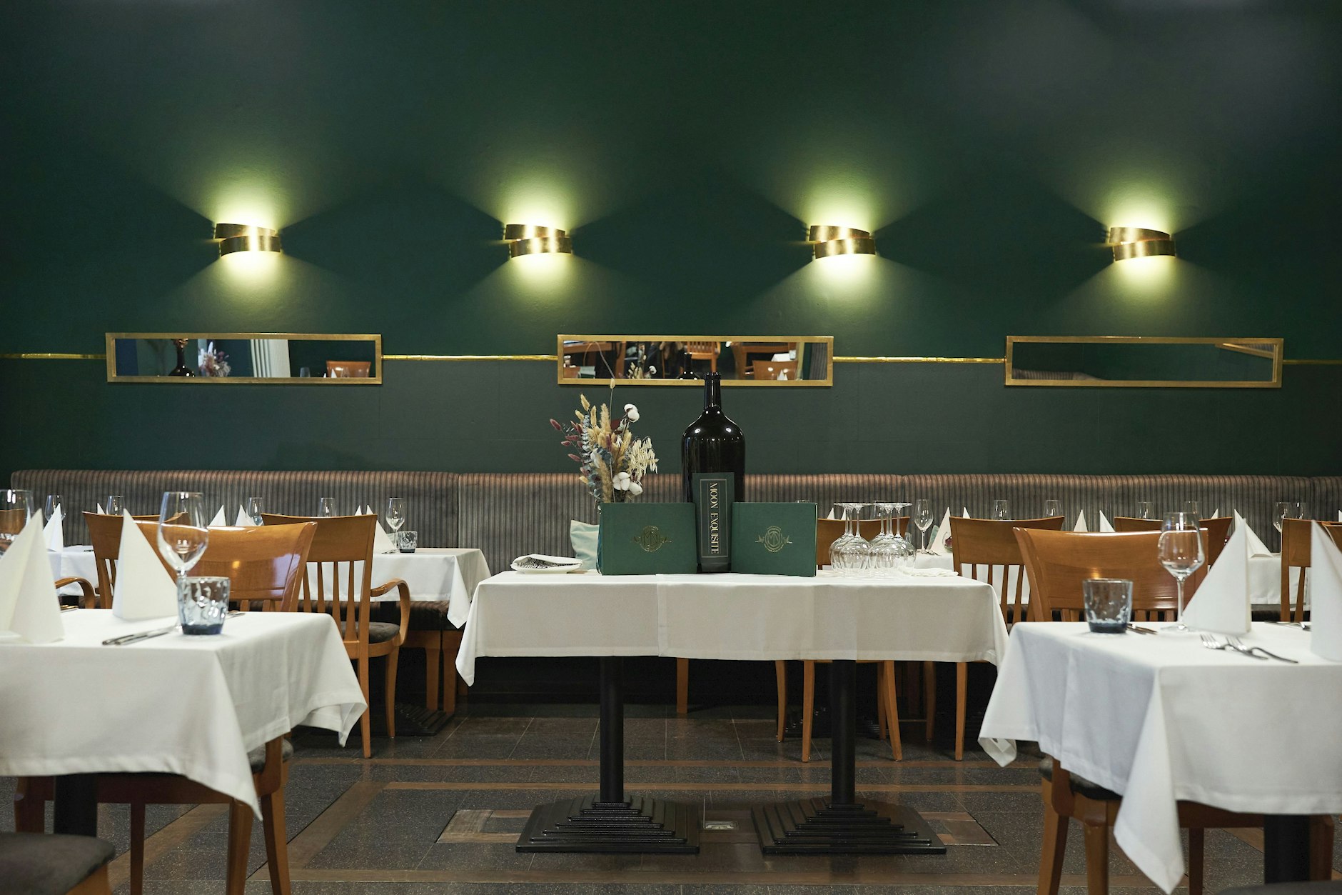 Ruhiges Grün im Kontrast zu den weißen Stofftischdecken: der Gastraum des Moon Exquisite wirkt gediegen.