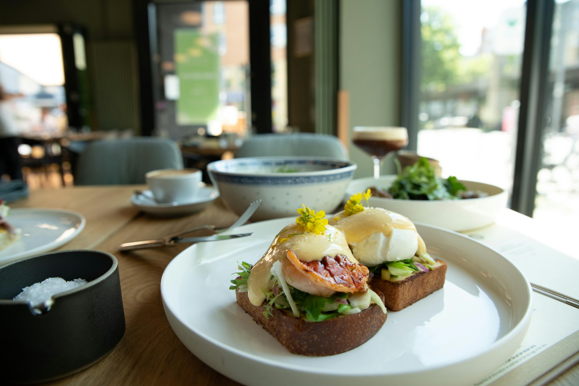 Teller zum Glück: Eggs Benedict, hier in der Variante mit Speck