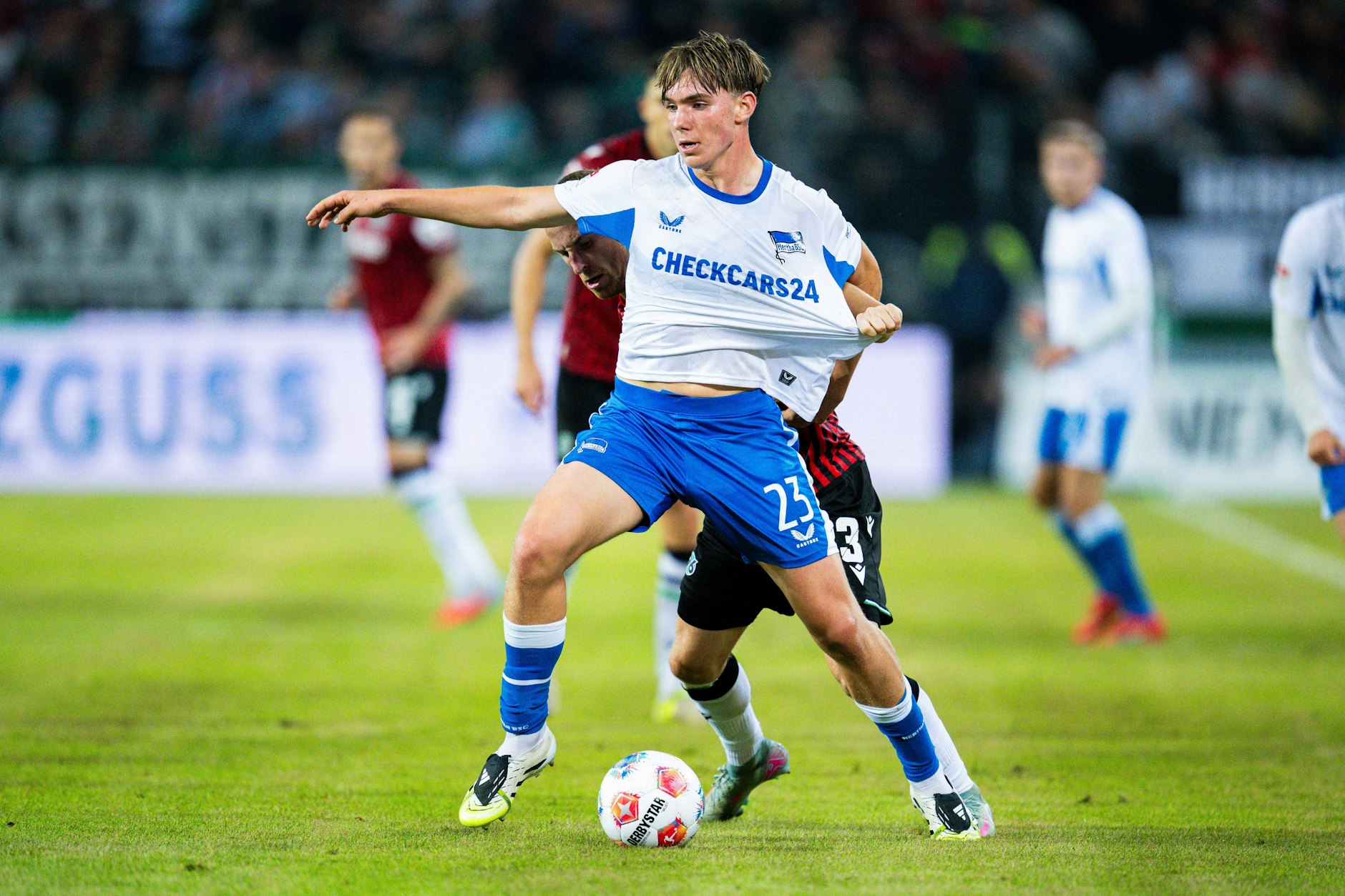 Herthas Wunderkind Kennet Eichhorn hat sich in der Zweiten Liga längst durchgesetzt. Trainer Stefan Leitl hat völliges Vertrauen zum Teenie.