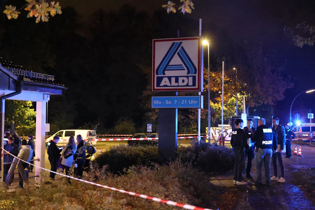 Auf dem Parkplatz der Aldi-Filiale am Mariendorfer Damm wurde eine Person von Schüssen getroffen und schwer verletzt.