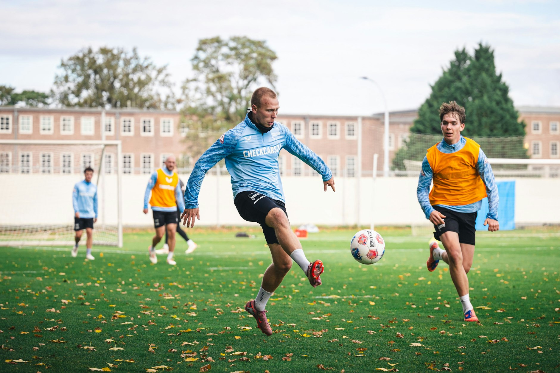 Jon Dagur Thorsteinsson (l.) hat sich zuletzt mit guten Leistungen im Training in die Startelf von Hertha BSC gespielt.