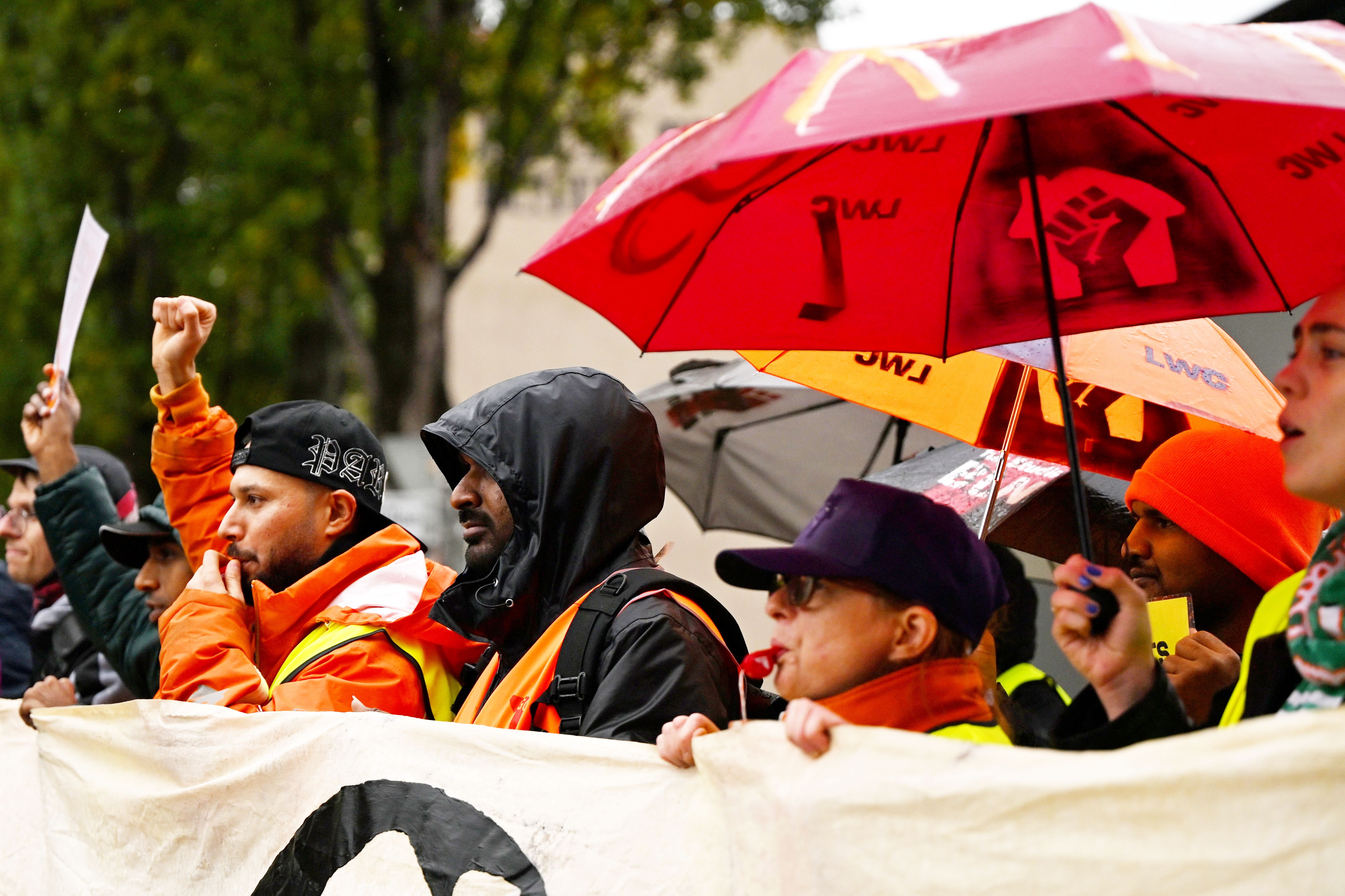 „Viele Dinge im Unternehmen sind nicht in Ordnung“: Lieferando-Fahrer streiken