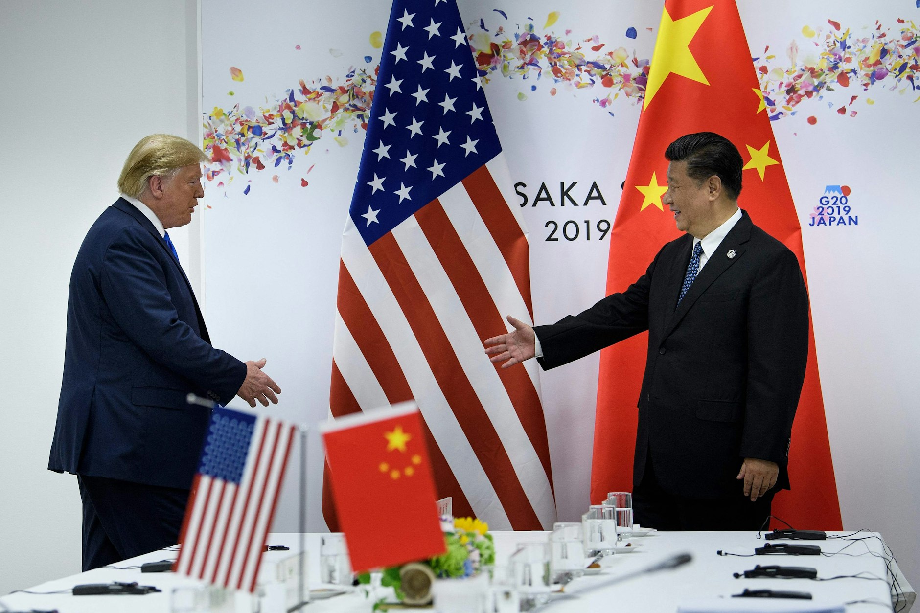 Chinas Staatschef Xi Jinping (r) begrüßt US-Präsident Donald Trump während eines Treffens am Rande des G20-Gipfels in Japan im Jahr 2019.