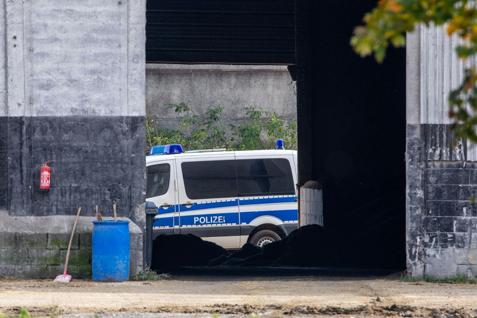 Im Fall des getöteten Jungen aus Güstrow ist das Gelände eines Entsorgungsunternehmens durchsucht worden.