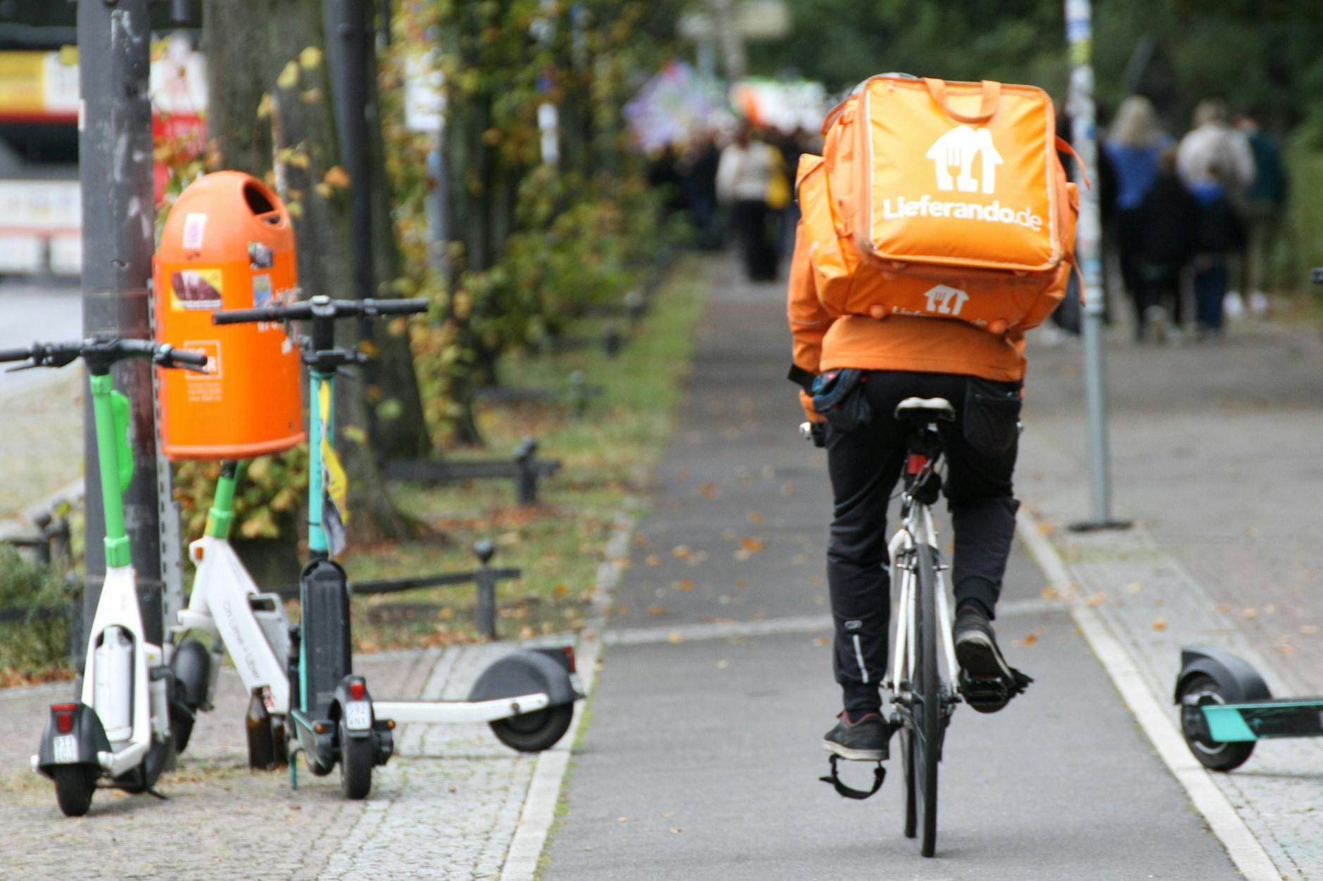 Viele Lieferando-Kuriere streiken am Donnerstag in Berlin wegen schlechter Arbeitsbedingungen.