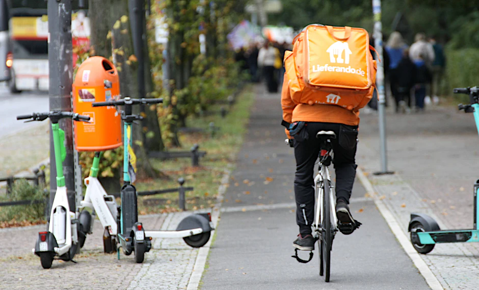 Viele Lieferando-Kuriere streiken am Donnerstag in Berlin wegen schlechter Arbeitsbedingungen.