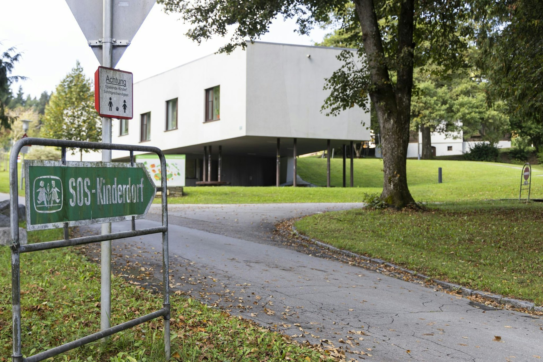Die Einfahrt zum SOS-Kinderdorf Moosburg
