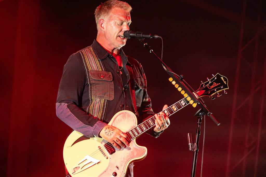 Sänger und Gitarrist Josh Homme aus der Band Queens of the Stone Age. „No One Knows“ von 2002 gehört zu ihren bekanntesten Songs.