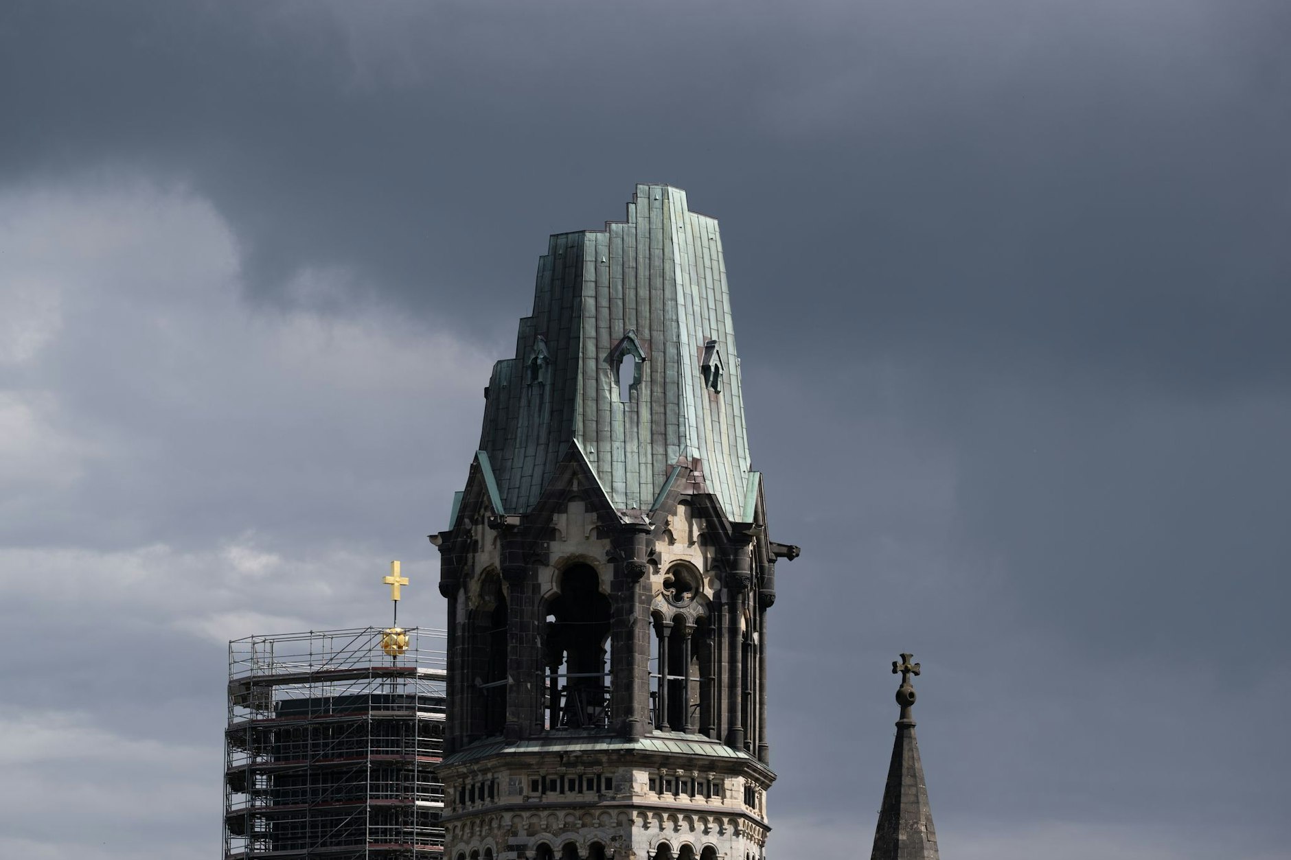 Die evangelische Kaiser-Wilhelm-Gedächtniskirche. In einem Fall aus Berlin hat das Bundesverfassungsgericht entschieden, dass kirchliche Arbeitgeber selbst entscheiden dürfen, ob sie Konfessionslose einstellen.
