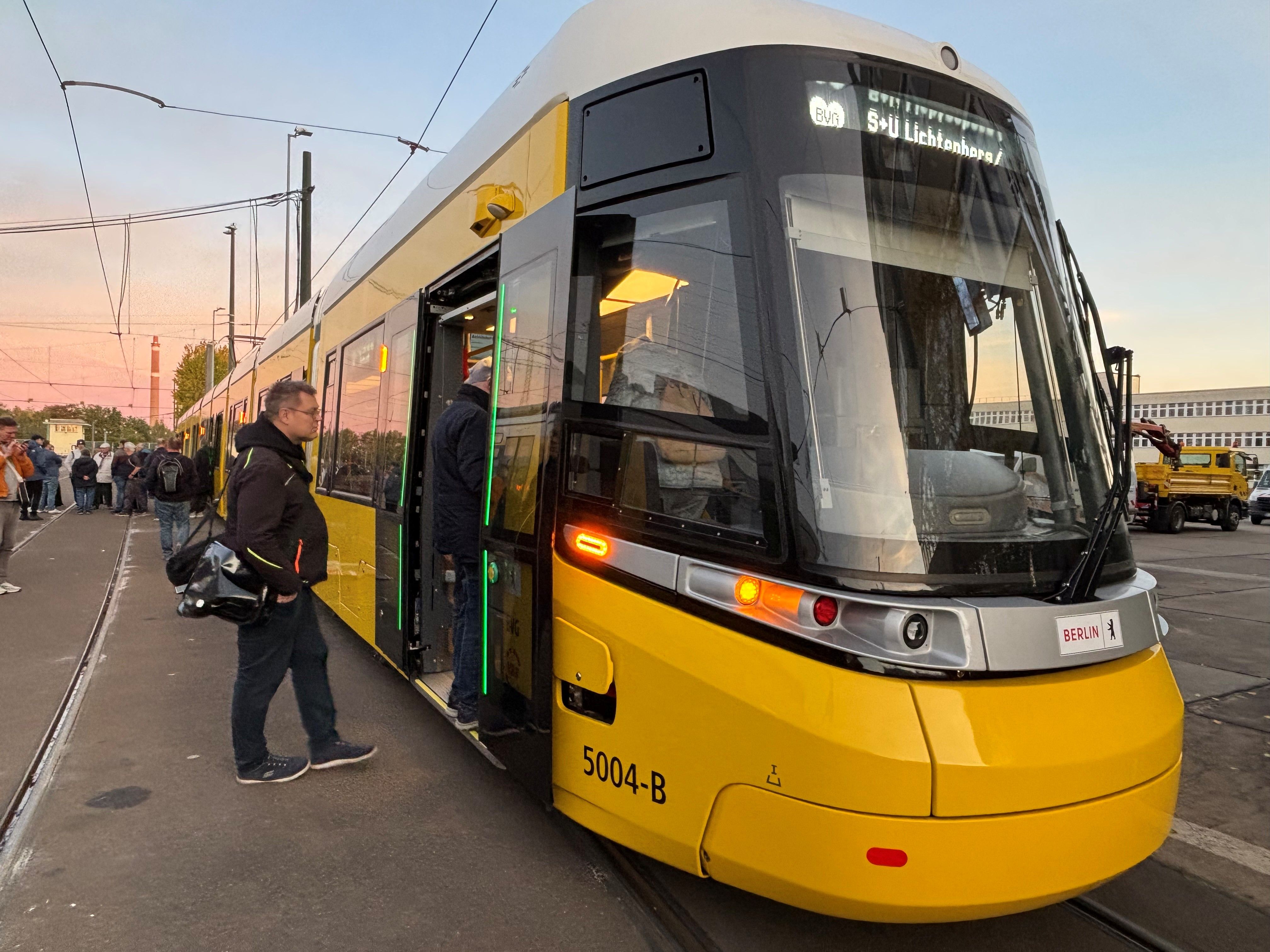 Urbanliner zu schwer für Berlin? Warum sich der Start der neuen BVG-Straßenbahn weiter verzögern könnte
