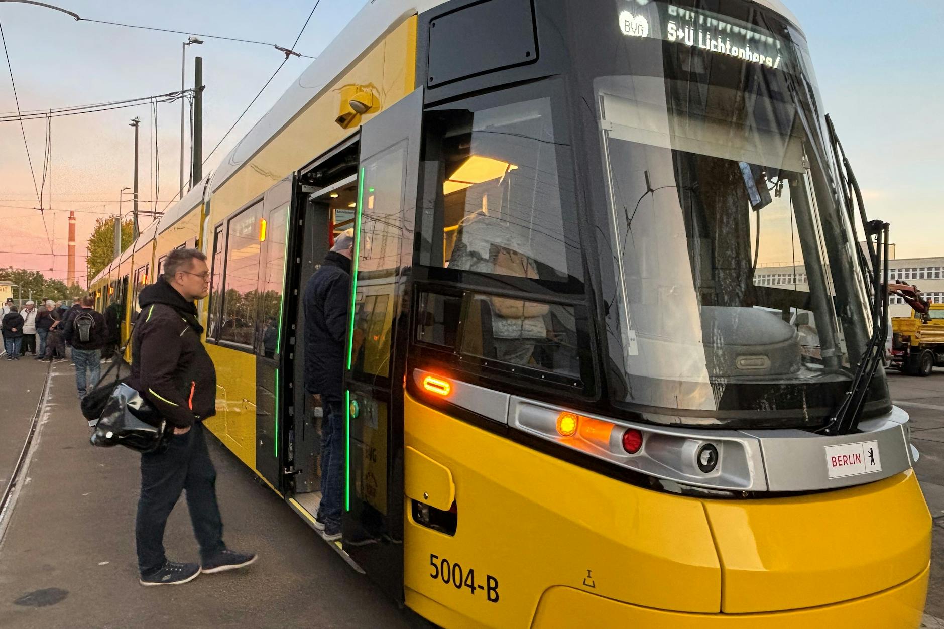 Die XXL-Tram stellt alle bisherigen Straßenbahnfahrzeuge in Berlin in den Schatten. Das zulässige Höchstgewicht beträgt hundert Tonnen.