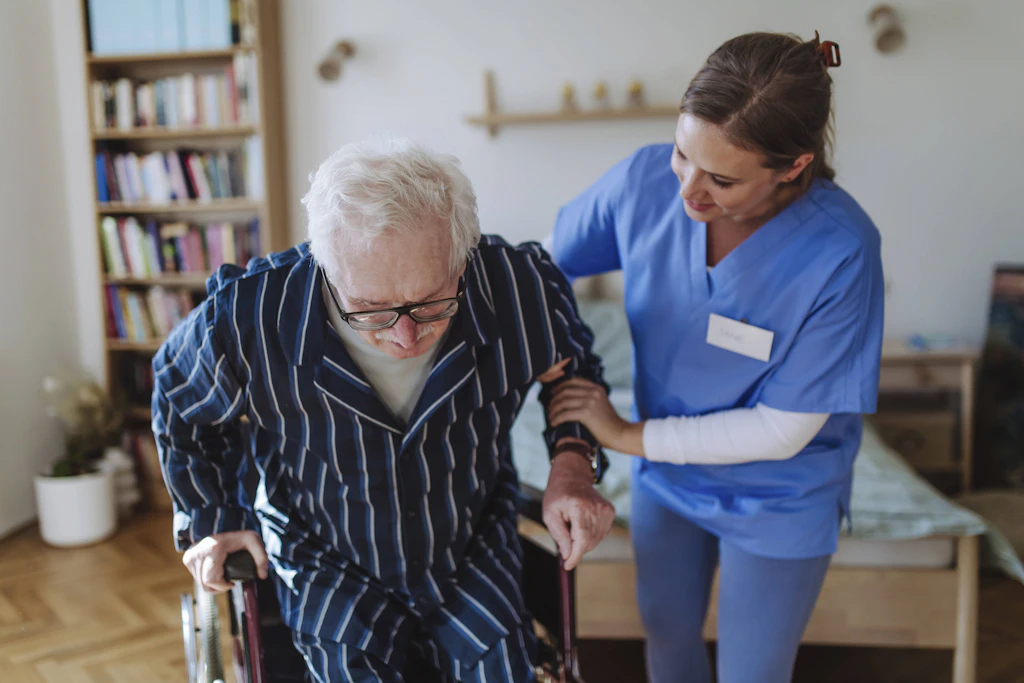 Wenn man sich nicht mehr allein versorgen kann, bleibt vielen Menschen nur noch das Pflegeheim. Doch die Kosten sind enorm.
