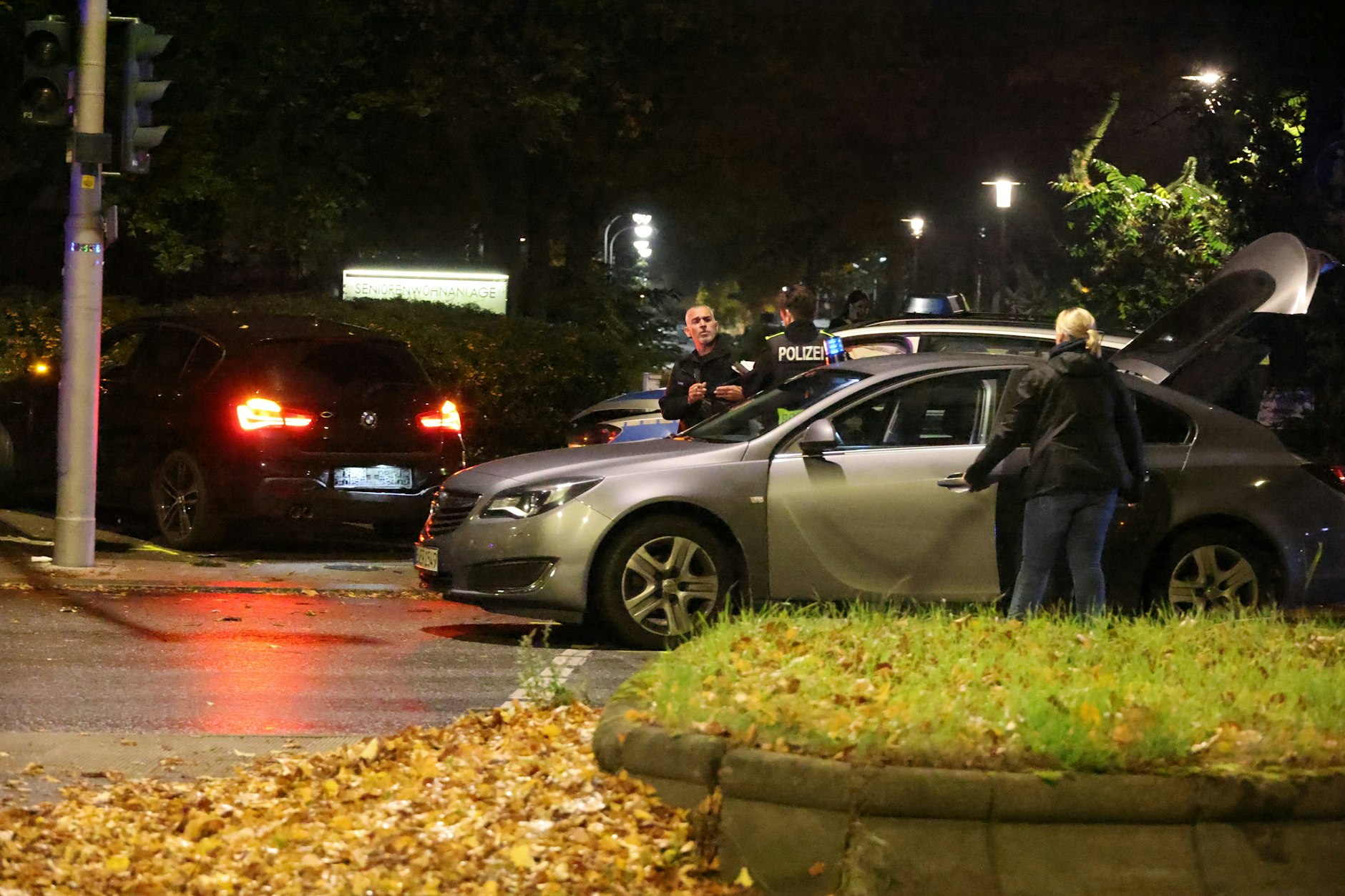 Am Ende einer wilden Verfolgungsfahrt in Wedding ist der Fluchtwagen (l.) von er Polizei gestellt.