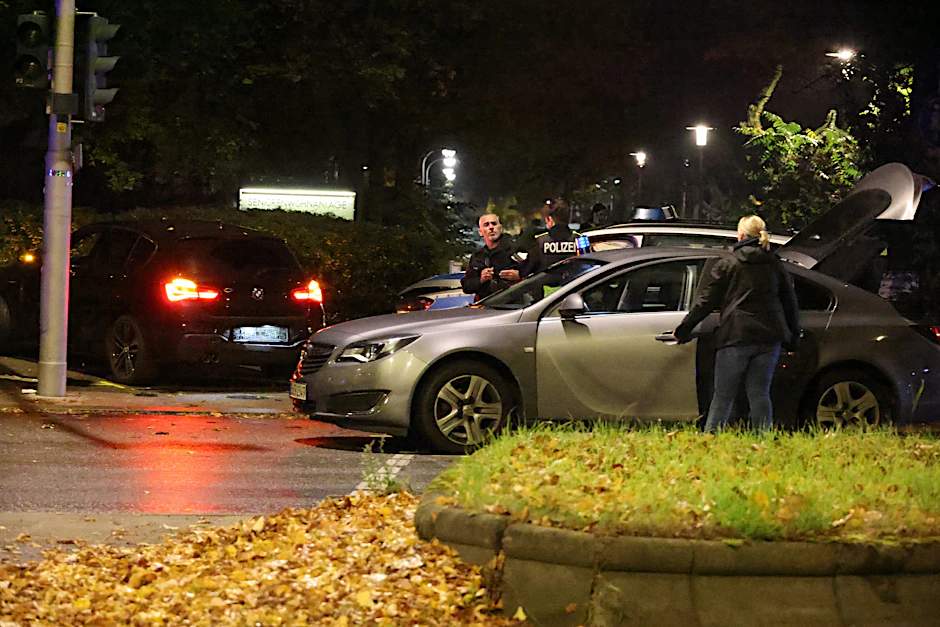 Am Ende einer wilden Verfolgungsfahrt in Wedding ist der Fluchtwagen (l.) von er Polizei gestellt.