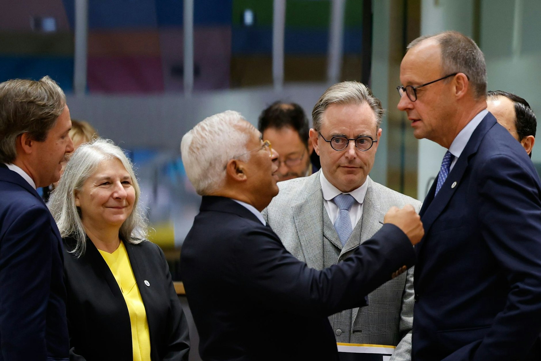 Antonio Costa (M), Präsident des Europäischen Rates, spricht während des EU-Gipfels mit Bundeskanzler Friedrich Merz (r) und dem belgischen Premierminister Bart De Wever (Mitte r).