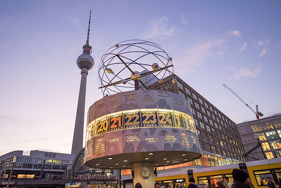 Weltzeituhr und Fernsehturm am Alexanderplatz: Bei der Zeitumstellung kann die Nähe beider Wahrzeichen für Probleme sorgen.