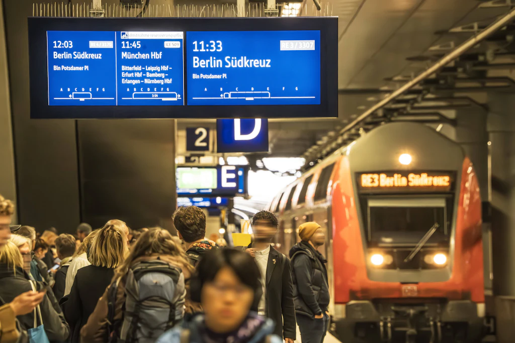 Zwischen dem Berliner Hauptbahnhof und dem Bahnhof Südkreuz verkehren etliche Regios. Vom 24. bis 29. Oktober kommt es hier zu Einschränkungen.