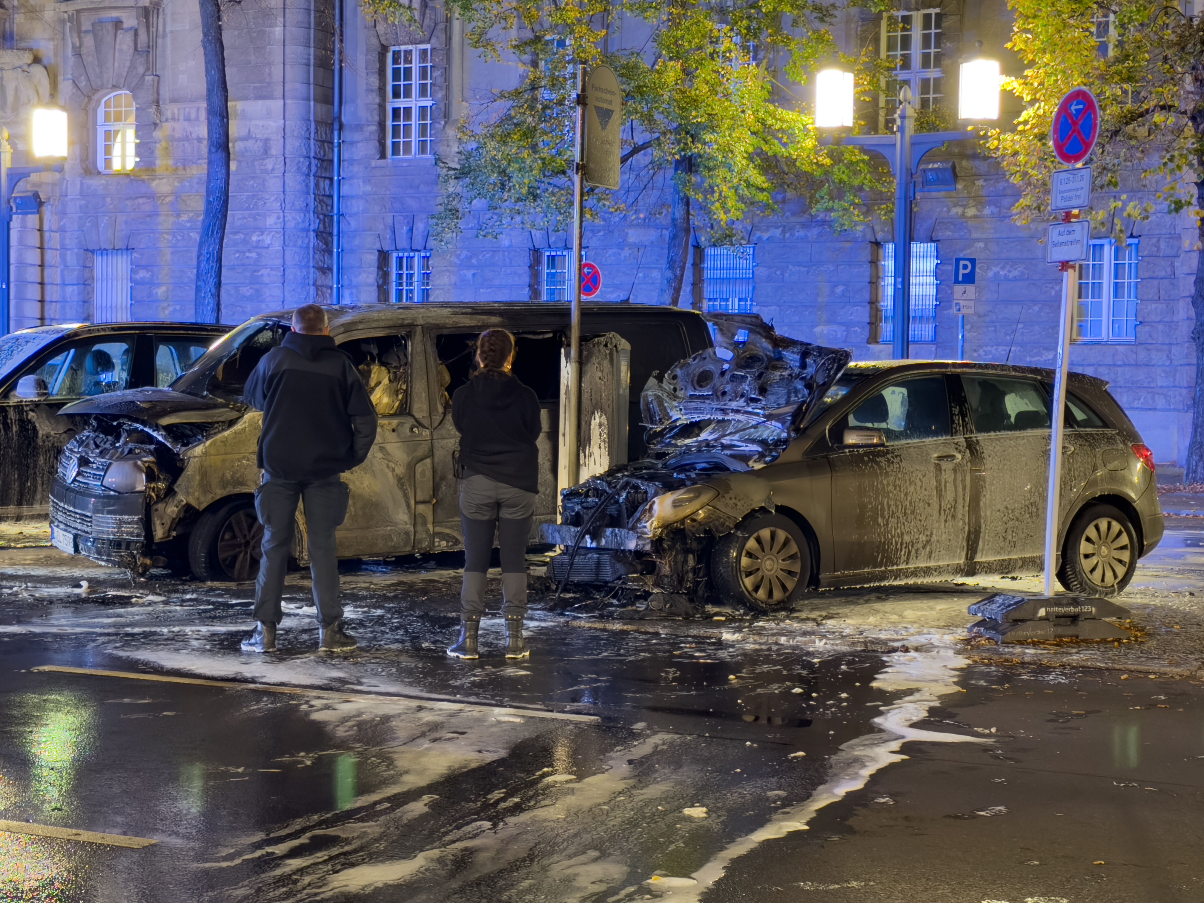 Brandanschlag in Charlottenburg: Unbekannte zünden zivile Polizeiautos an
