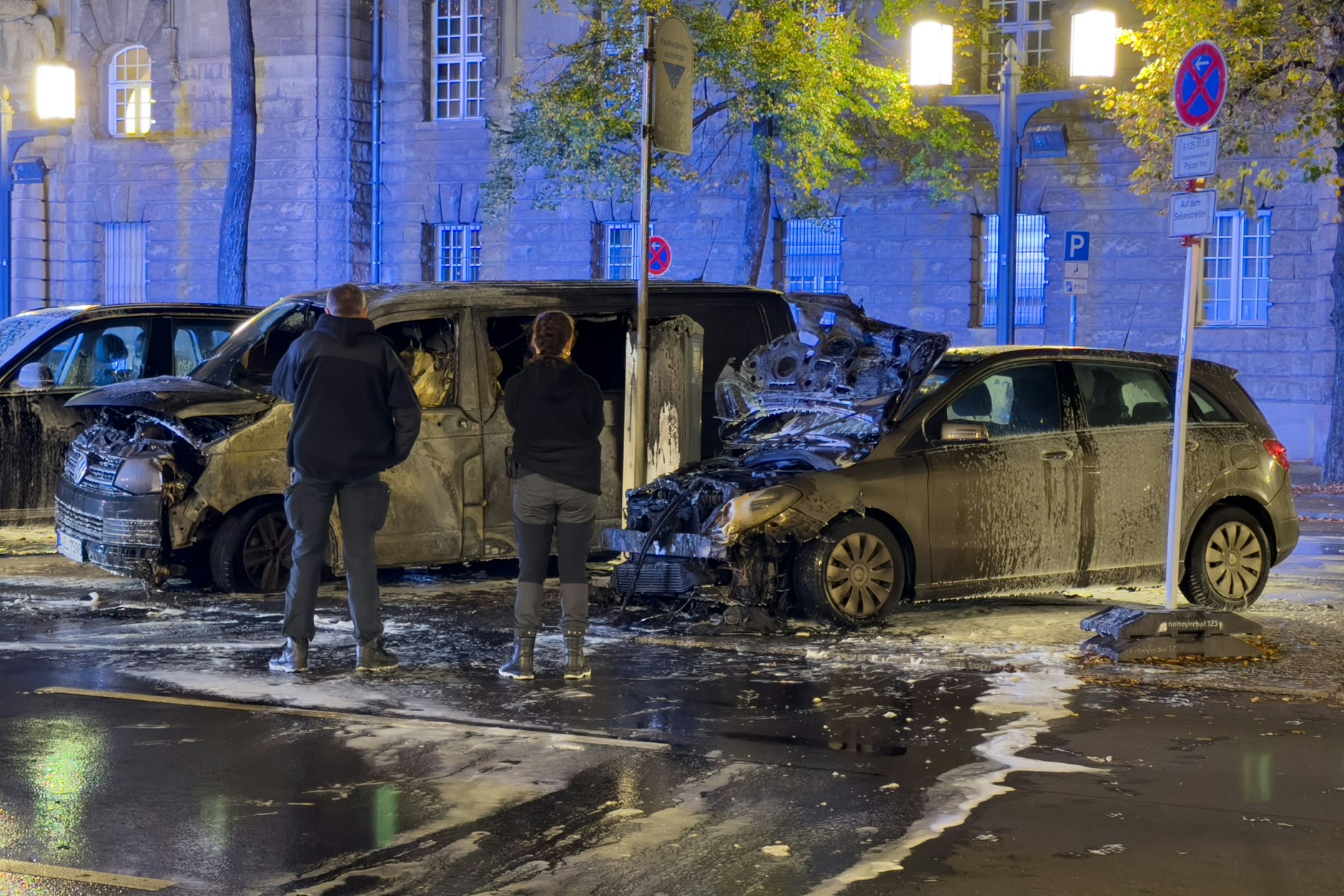 Vor dem Polizeiabschnitt 24 in Charlottenburg gab es einen Brandanschlag auf zwei zivile Polizeifahrzeuge.
