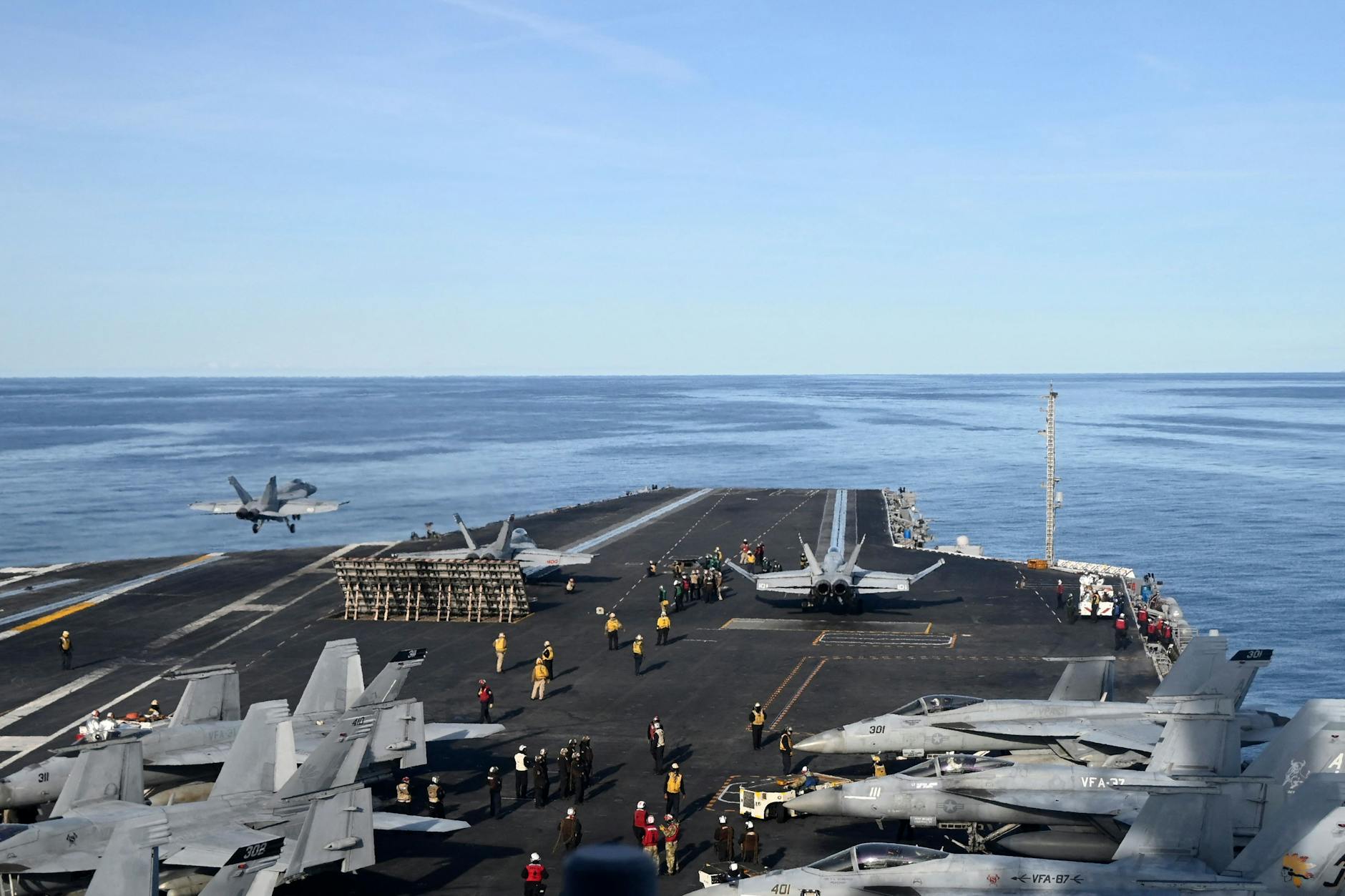 Ein F-18E-Kampfjet startet vom Flugzeugträger USS Gerald R. Ford, während dieser am 24. September im Rahmen der NATO-Übung Neptune Strike 2025 unterwegs ist.