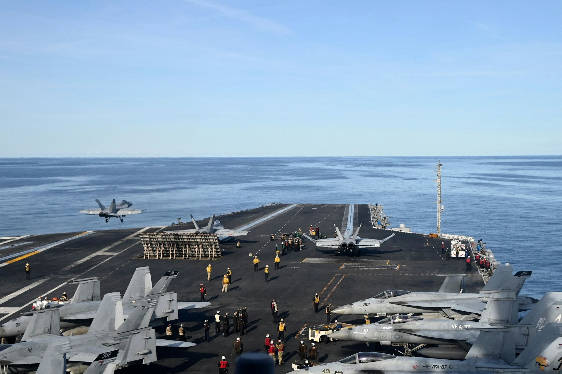 Ein F-18E-Kampfjet startet vom Flugzeugträger USS Gerald R. Ford, während dieser am 24. September im Rahmen der NATO-Übung Neptune Strike 2025 unterwegs ist.