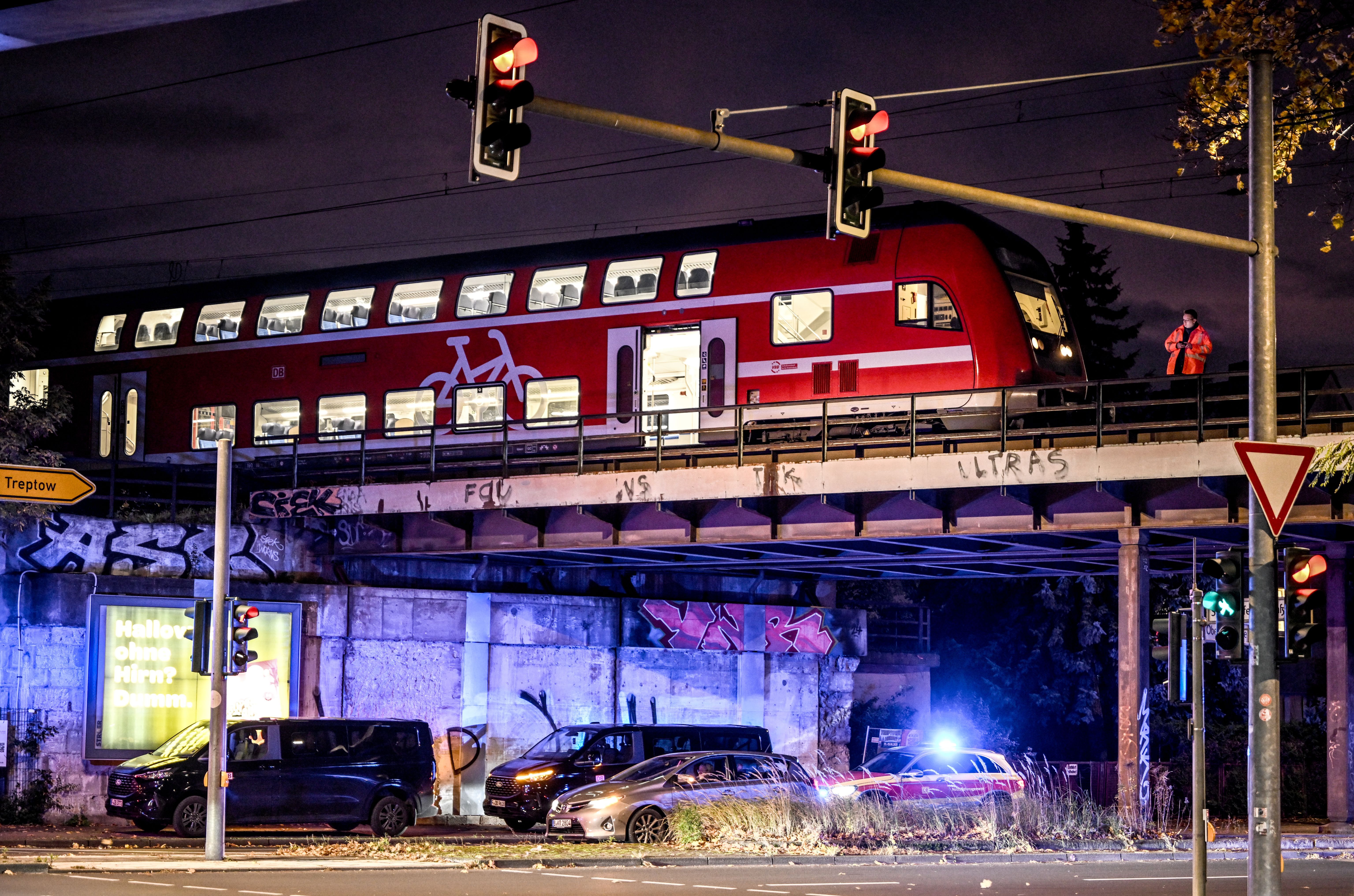 Zug-Panne in Köpenick! Bahn strandet, 300 Fahrgäste evakuiert