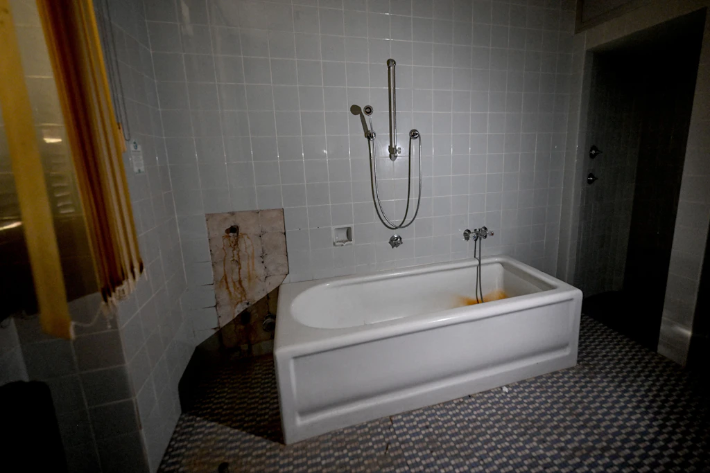 Ob Joseph Goebbels in dieser Wanne gebadet hat? Sie steht noch immer in einem der Badezimmer in der Villa des ehemaligen Propagandaministers.