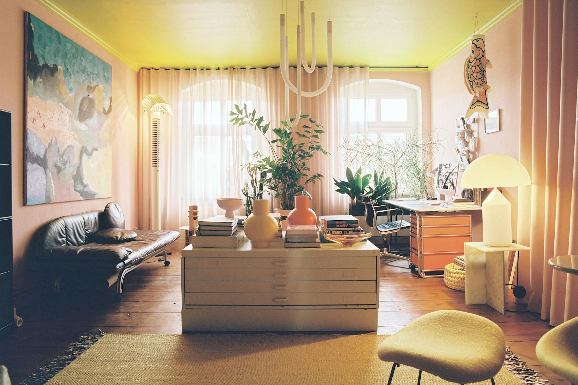 In Tageslicht gehüllt, in Farbe getunkt: Mike Kurz-Klars Wohnung liegt im obersten Stockwerk.