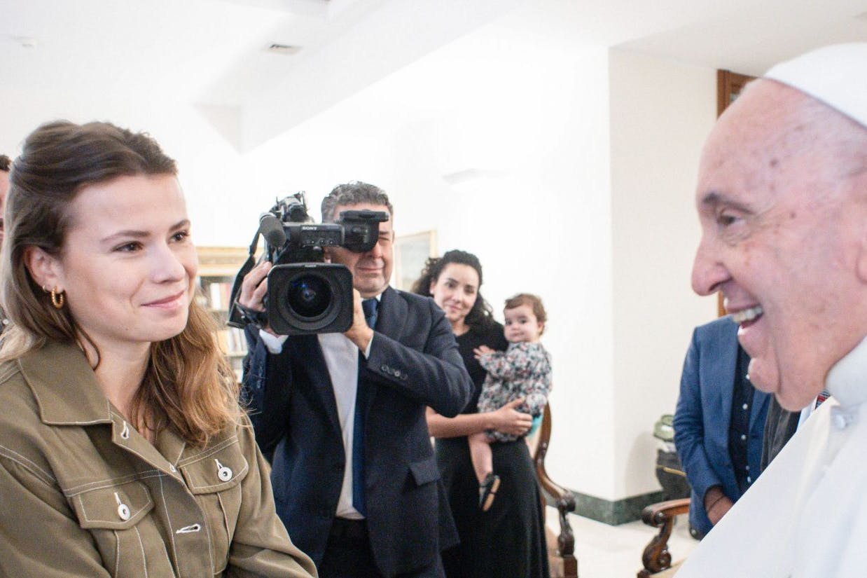 Papst Franziskus begrüßt Luisa Neubauer am 5. Oktober 2023 in der Casa Santa Marta im Vatikan.