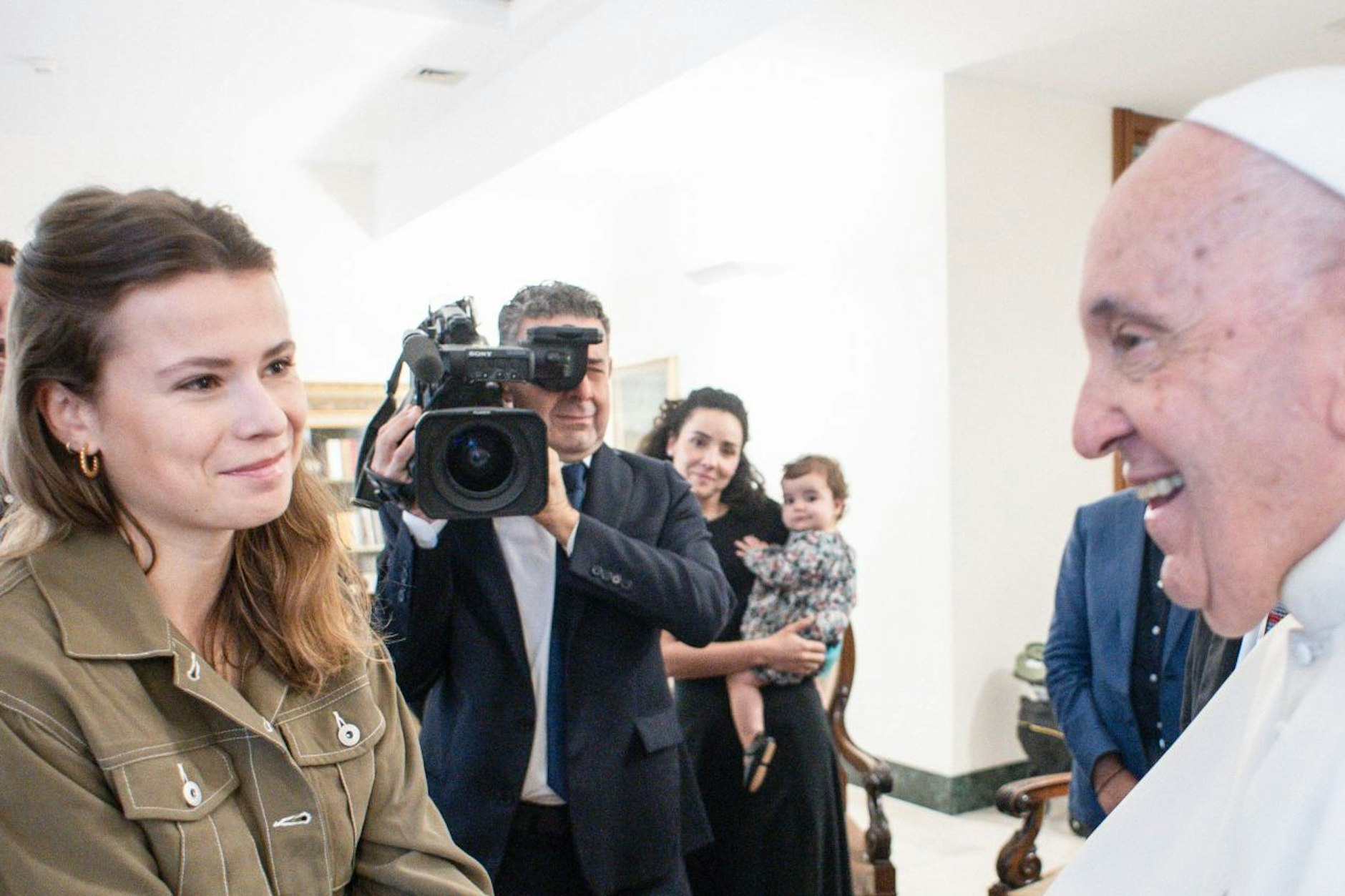 Papst Franziskus begrüßt Luisa Neubauer am 5. Oktober 2023 in der Casa Santa Marta im Vatikan.