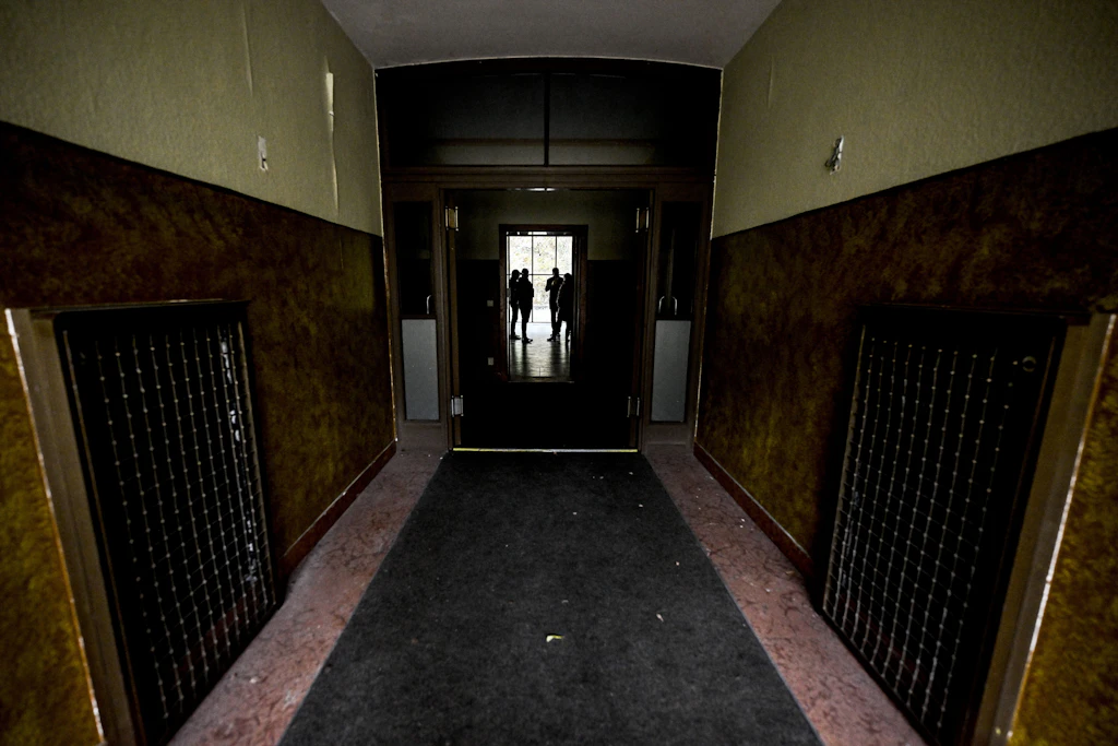 Düstere Flure, die Nazi-Geschichte atmen: Blick über einen Korridor in der Goebbels-Villa am Bogensee.