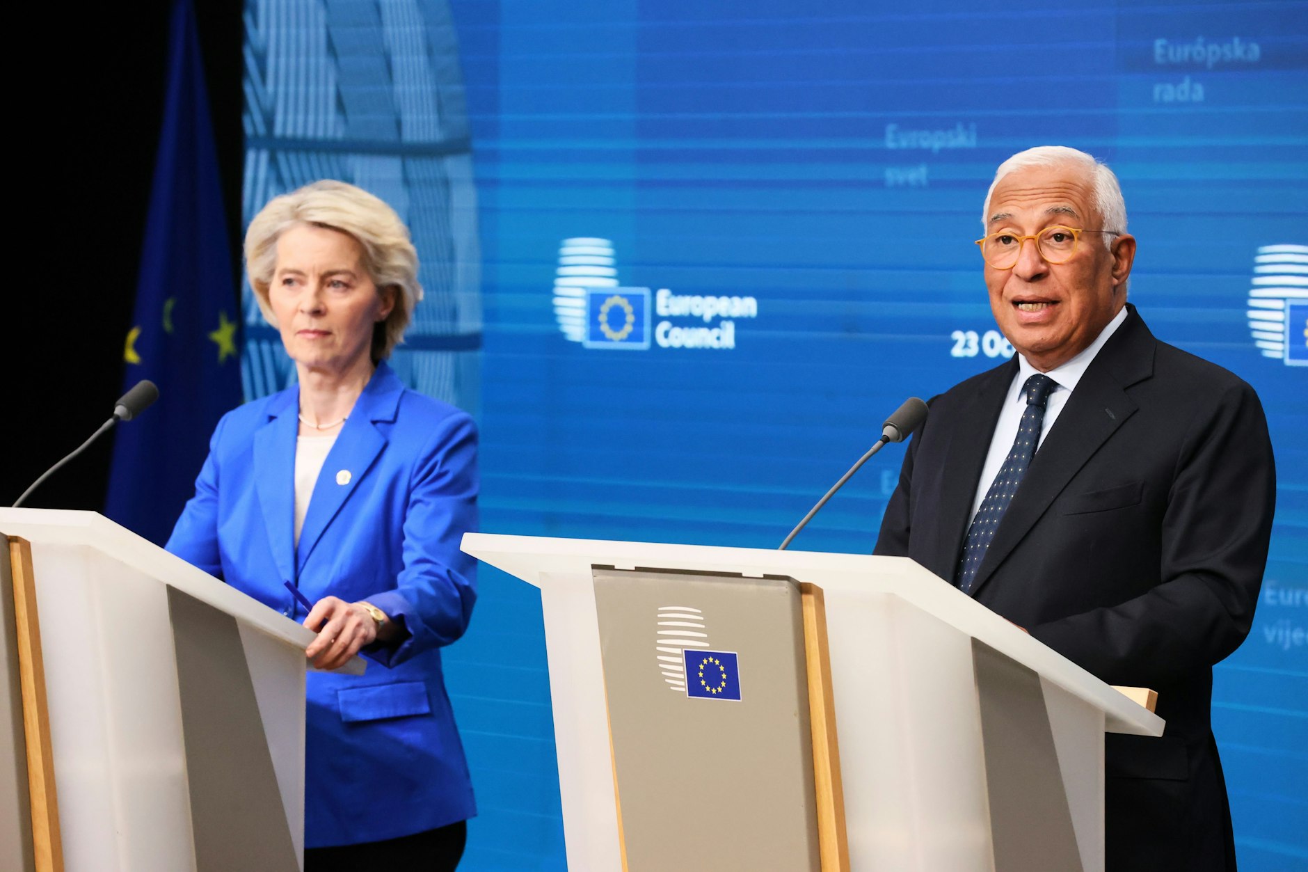 EU-Kommissionspräsidentin Ursula von der Leyen (l) und der Präsident des Europäischen Rates, Antonio Costa, sprechen bei einer Pressekonferenz zum Abschluss des EU-Gipfels.
