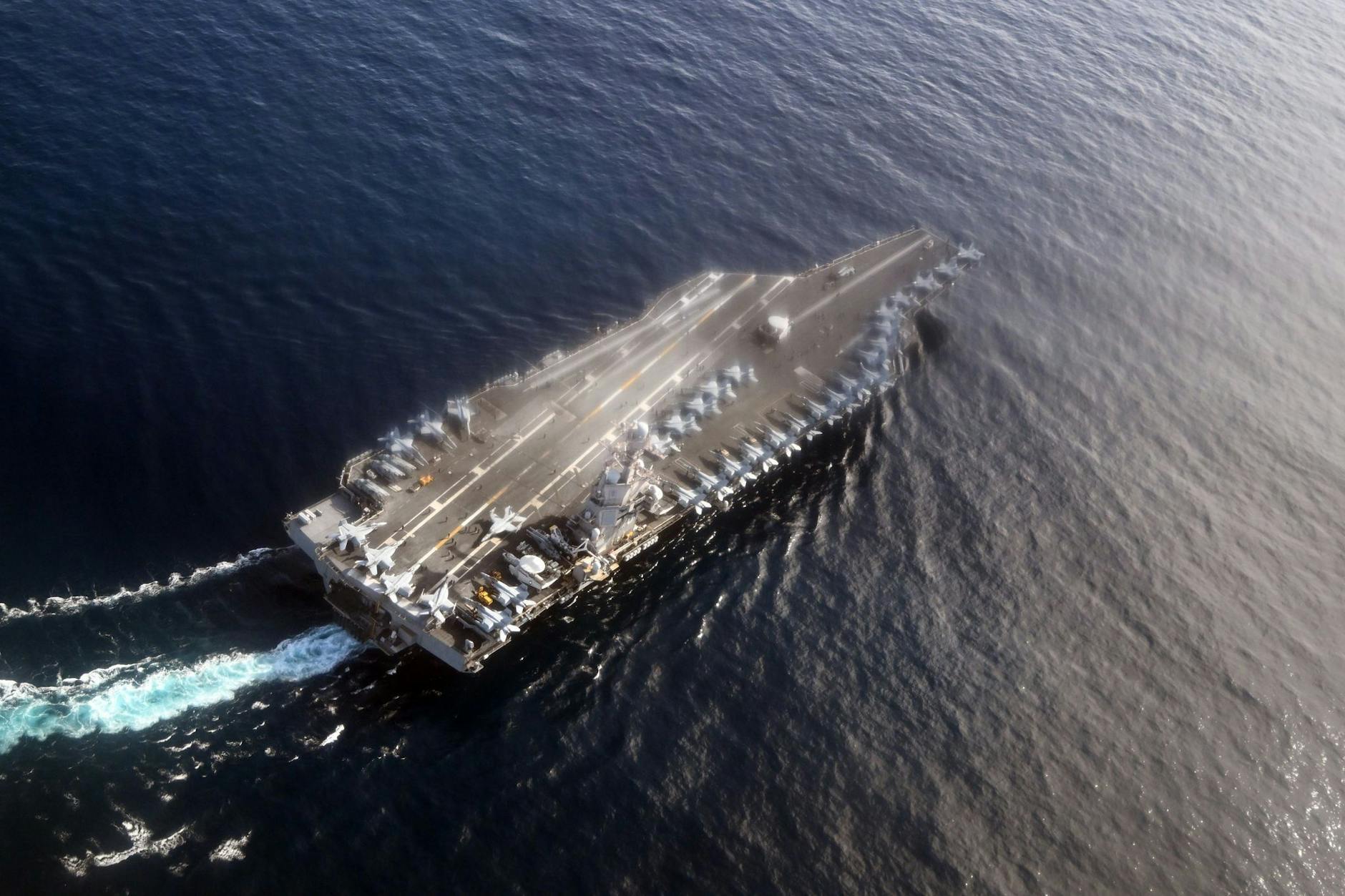 Der Flugzeugträger USS Gerald R. Ford fährt durch die Nordsee.