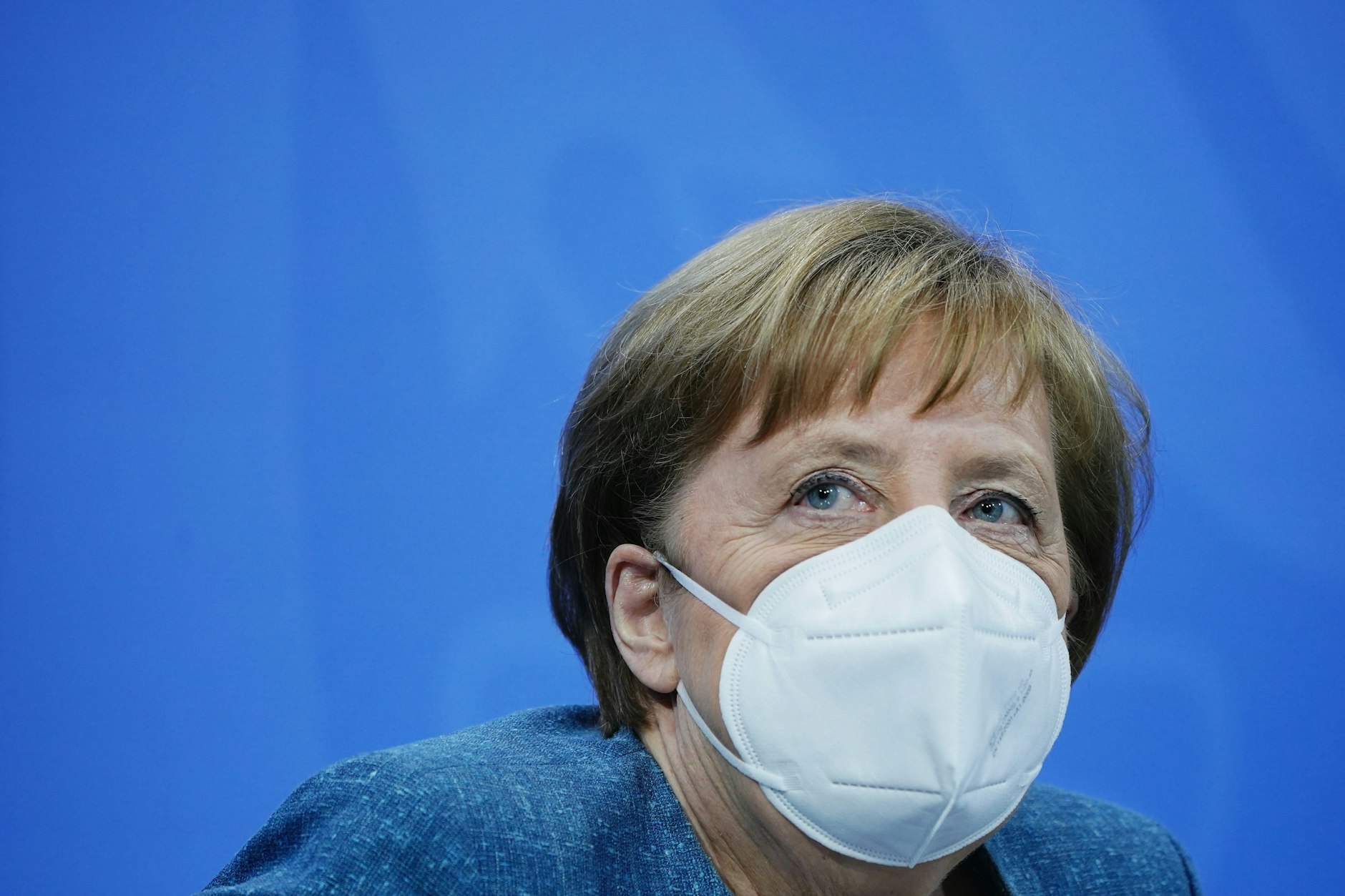 Bundeskanzlerin Angela Merkel (CDU) sitzt mit Maske bei der Pressekonferenz nach dem Impfgipfel im Kanzleramt, am 26.4.2021.