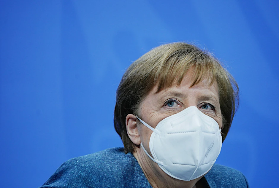 Bundeskanzlerin Angela Merkel (CDU) sitzt mit Maske bei der Pressekonferenz nach dem Impfgipfel im Kanzleramt, am 26.4.2021.