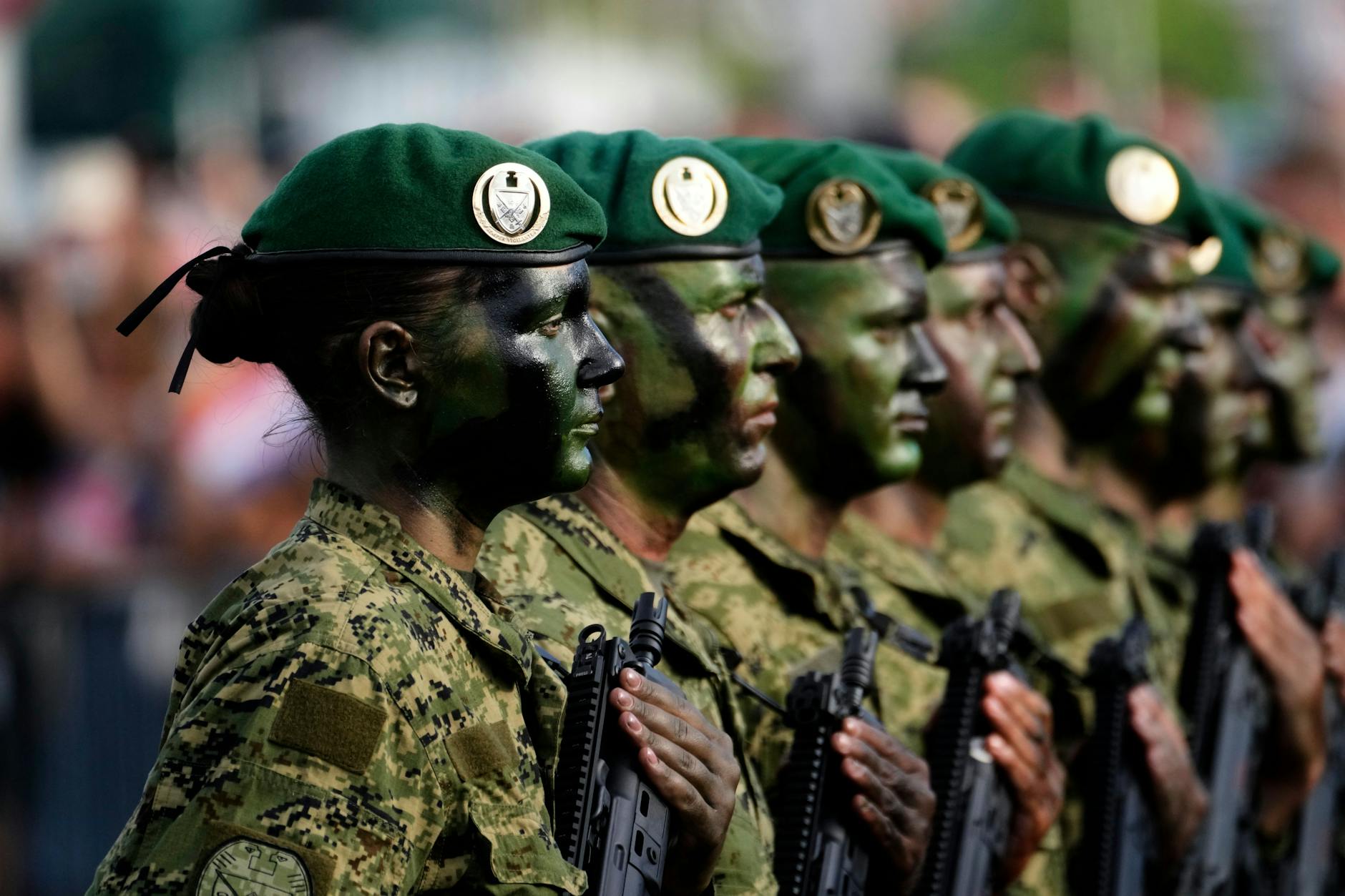 Zagreb: Kroatische Soldaten nehmen an einer Militärparade teil. Foto: P/dpa +++ dpa-Bildfunk +++