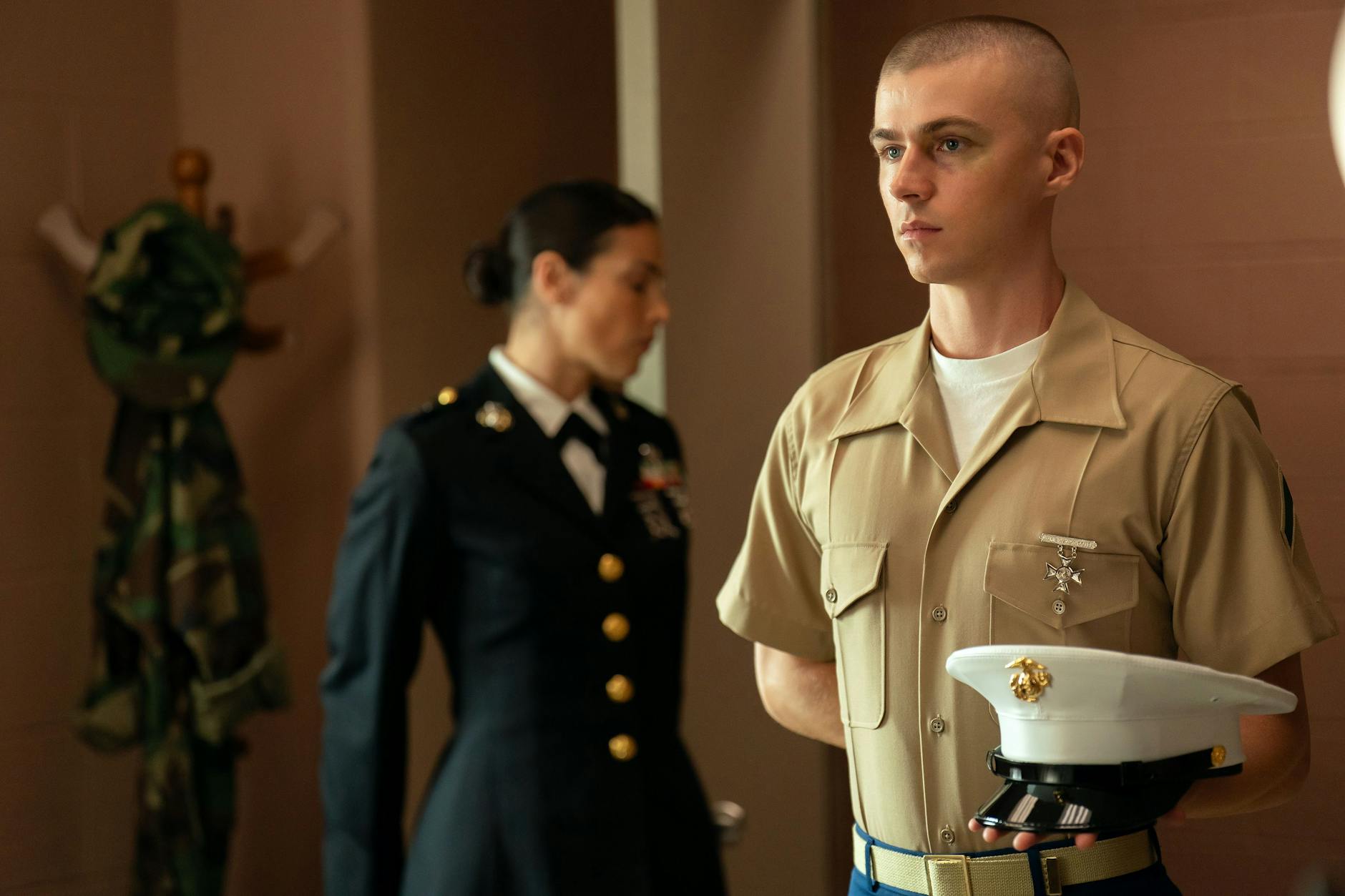 Miles Heizer als Cameron Cope in der neuen Netflix-Serie „Boots“