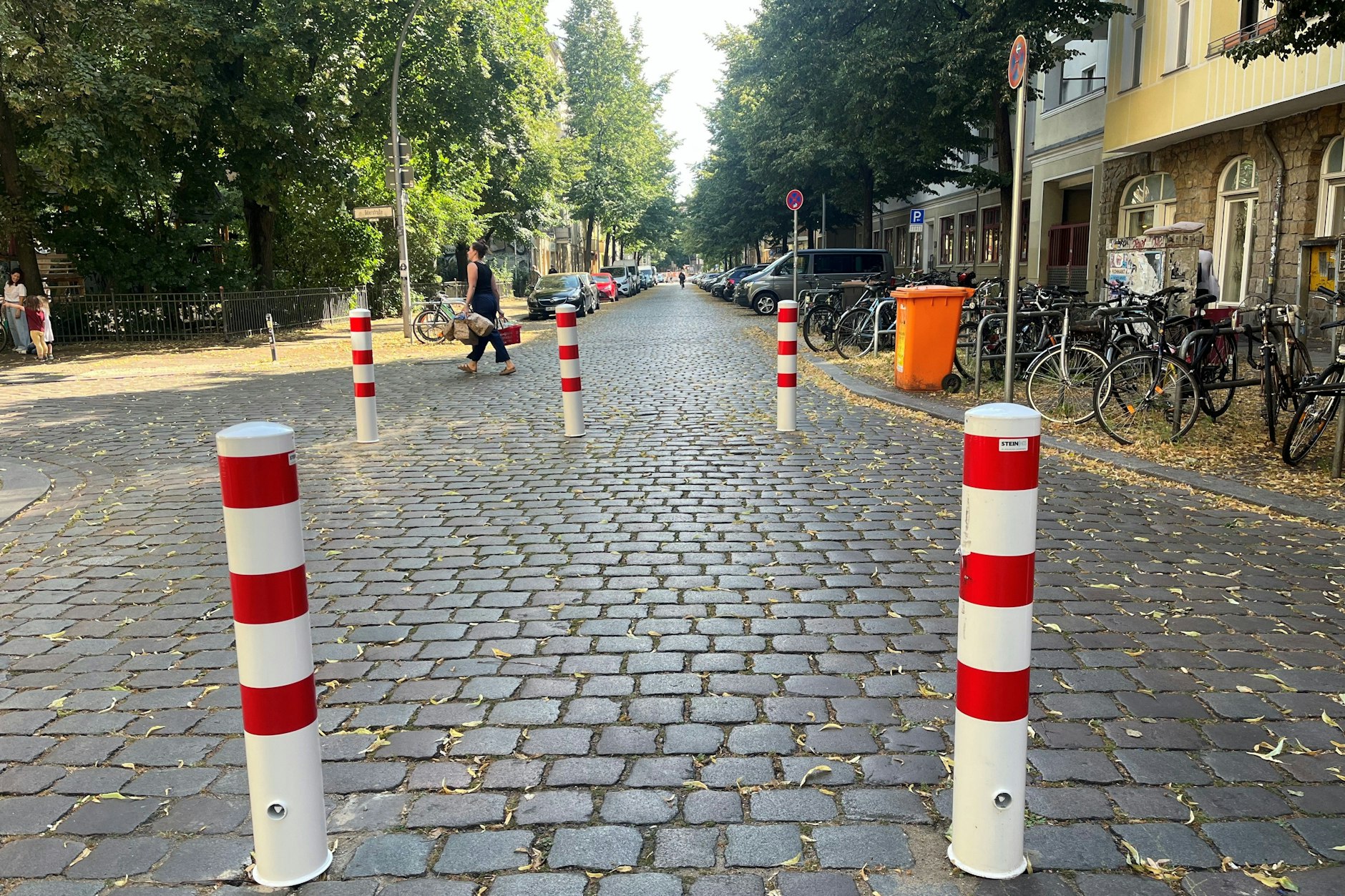 Poller in der Jungstraße in Friedrichshain. Normalerweise sind Durchfahrtssperren dieser Art eine Spezialität grüner Verkehrspolitiker. Nun sind sie auch auch unter CDU-Ägide in Pankow geplant – in der Stargarder Straße in Prenzlauer Berg.