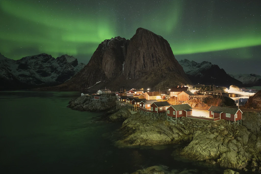 Nordlicht über den Lofoten in Norwegen: Die Skandinavier setzen auf eine dauerhafte Winterzeit bei der Uhren-Umstellung.