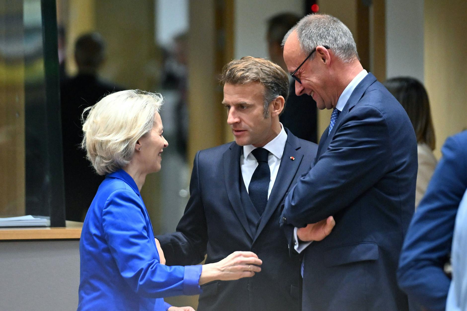 EU-Kommissionspräsidentin Ursula von der Leyen mit Frankreichs Präsident Emmanuel Macron und Bundeskanzler Friedrich Merz am Donnerstag in Brüssel
