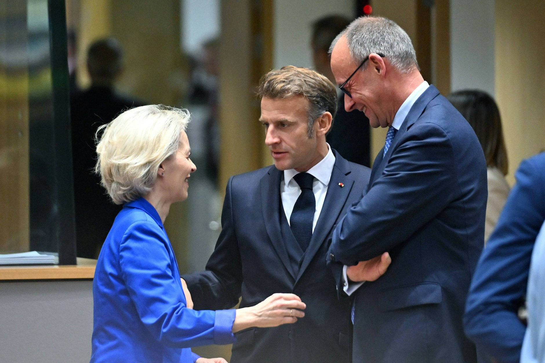 EU-Kommissionspräsidentin Ursula von der Leyen mit Frankreichs Präsident Emmanuel Macron und Bundeskanzler Friedrich Merz am Donnerstag in Brüssel