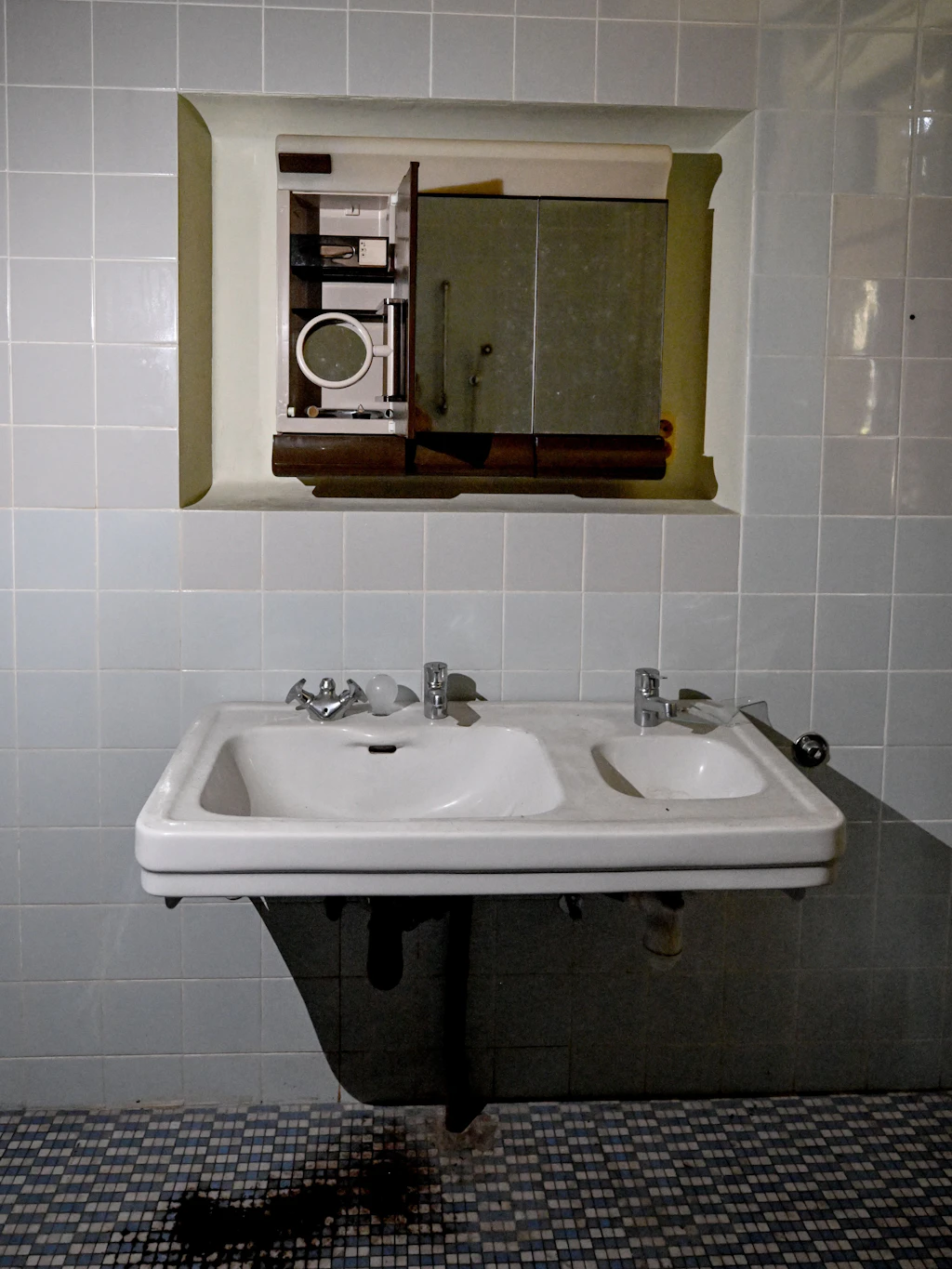 Ein alter Spiegelschrank im Badezimmer erinnert an längst vergessene Zeiten. 